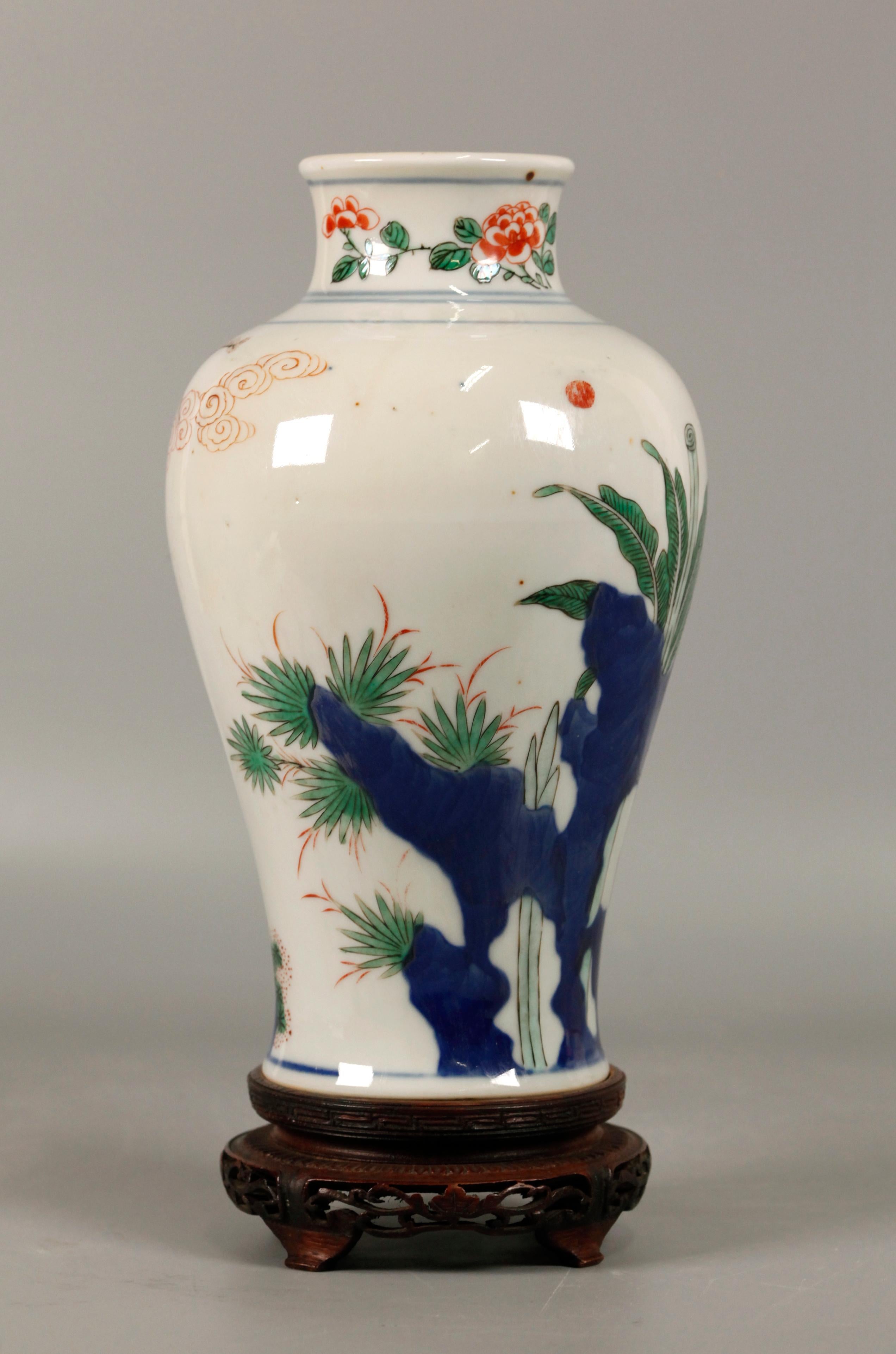 4,5in(D&H) x 4,5in(W) x 8,5in(H) sont les dimensions du vase uniquement (sans la base en bois) ; la base en bois montrée dans les photos est incluse avec cet article ; le vase est décoré d'une scène figurative