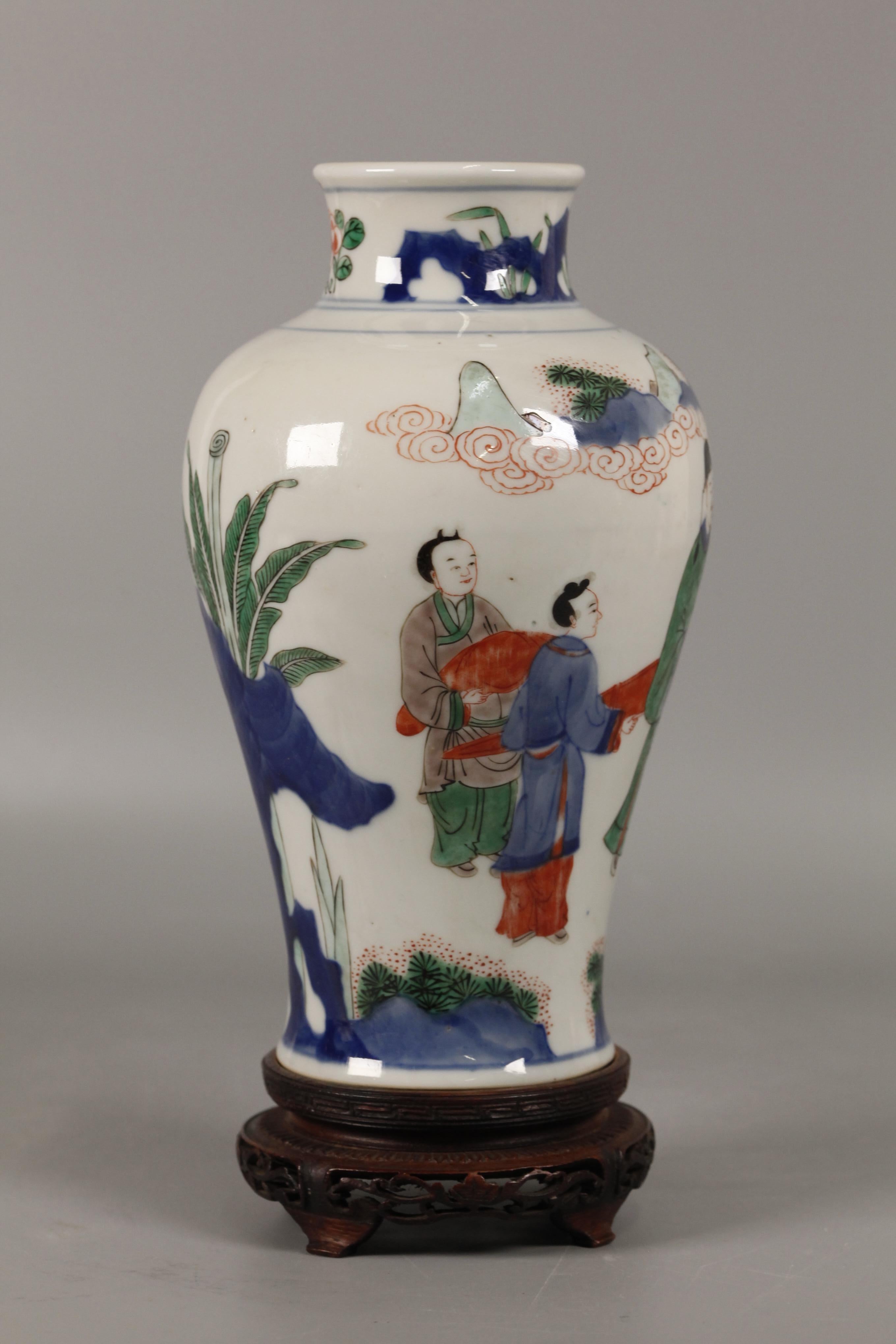 XVIIIe siècle Vase chinois en porcelaine wucai, période Kangxi en vente