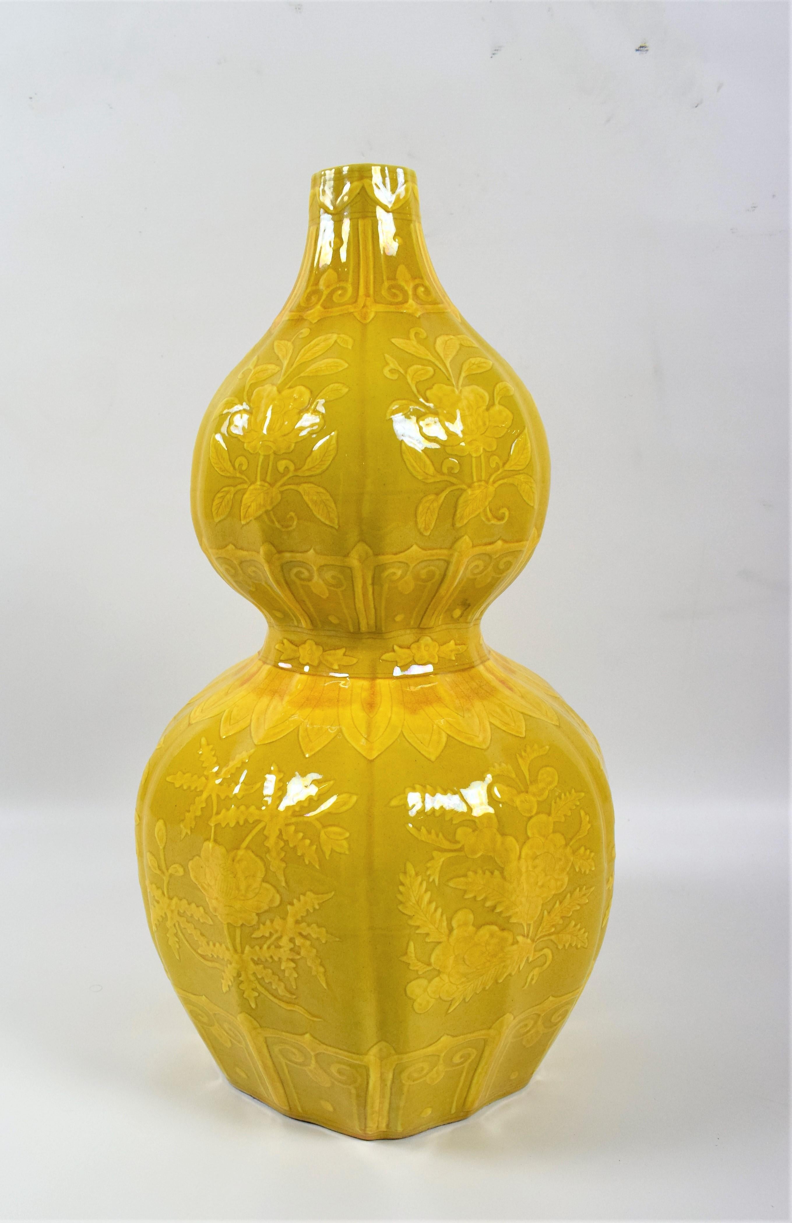 Ein atemberaubendes Paar asiatischer Vasen aus chinesischem Porzellan, verziert mit einem schönen Blumenmotiv in leuchtend gelber Farbe. Diese Vasen sind in Form von Doppelkürbissen gestaltet, die in der chinesischen Kultur Glück und Wohlstand