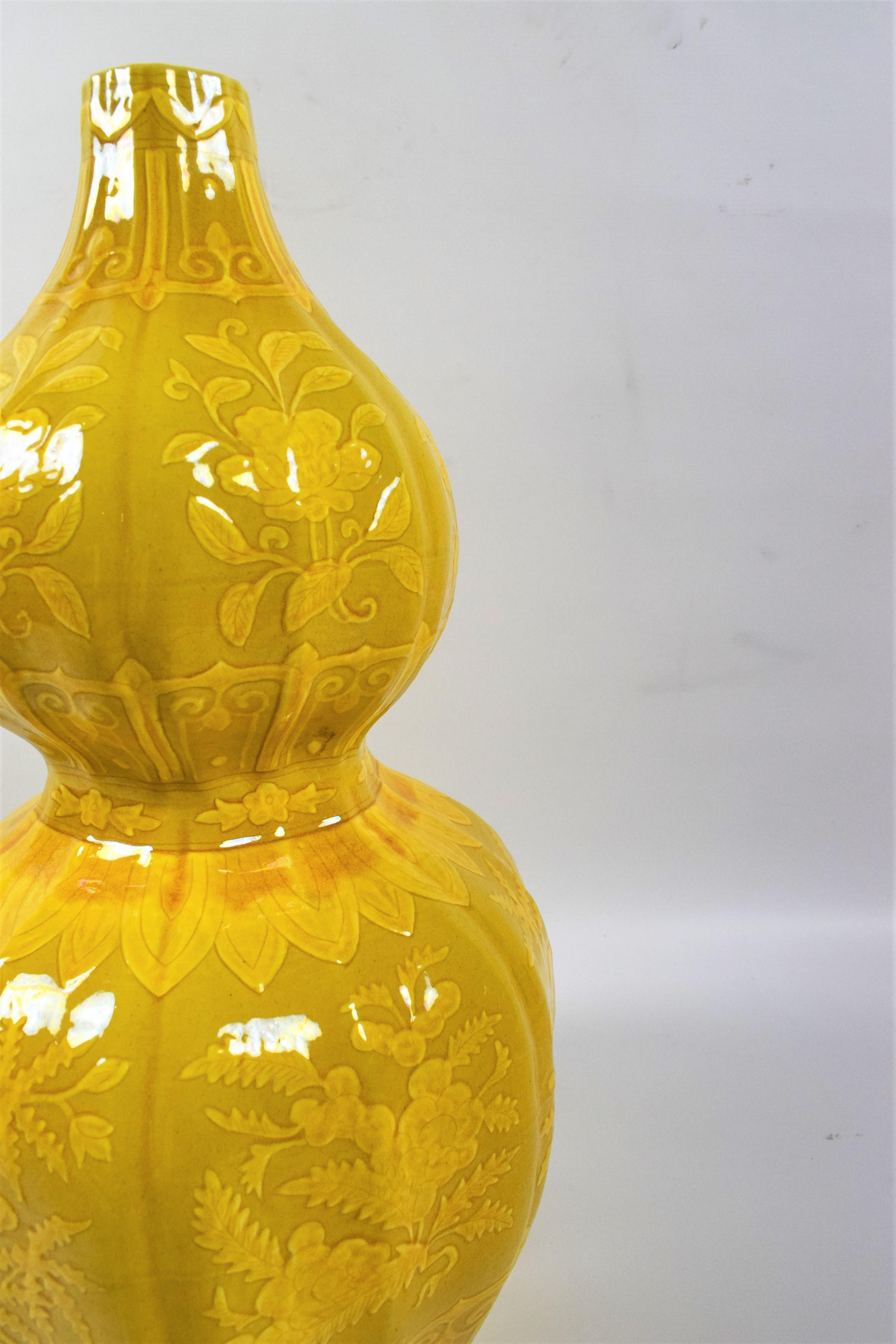 Gelb glasierte Doppelkürbisflaschenvase aus chinesischem Porzellan, Paar (Qing-Dynastie) im Angebot