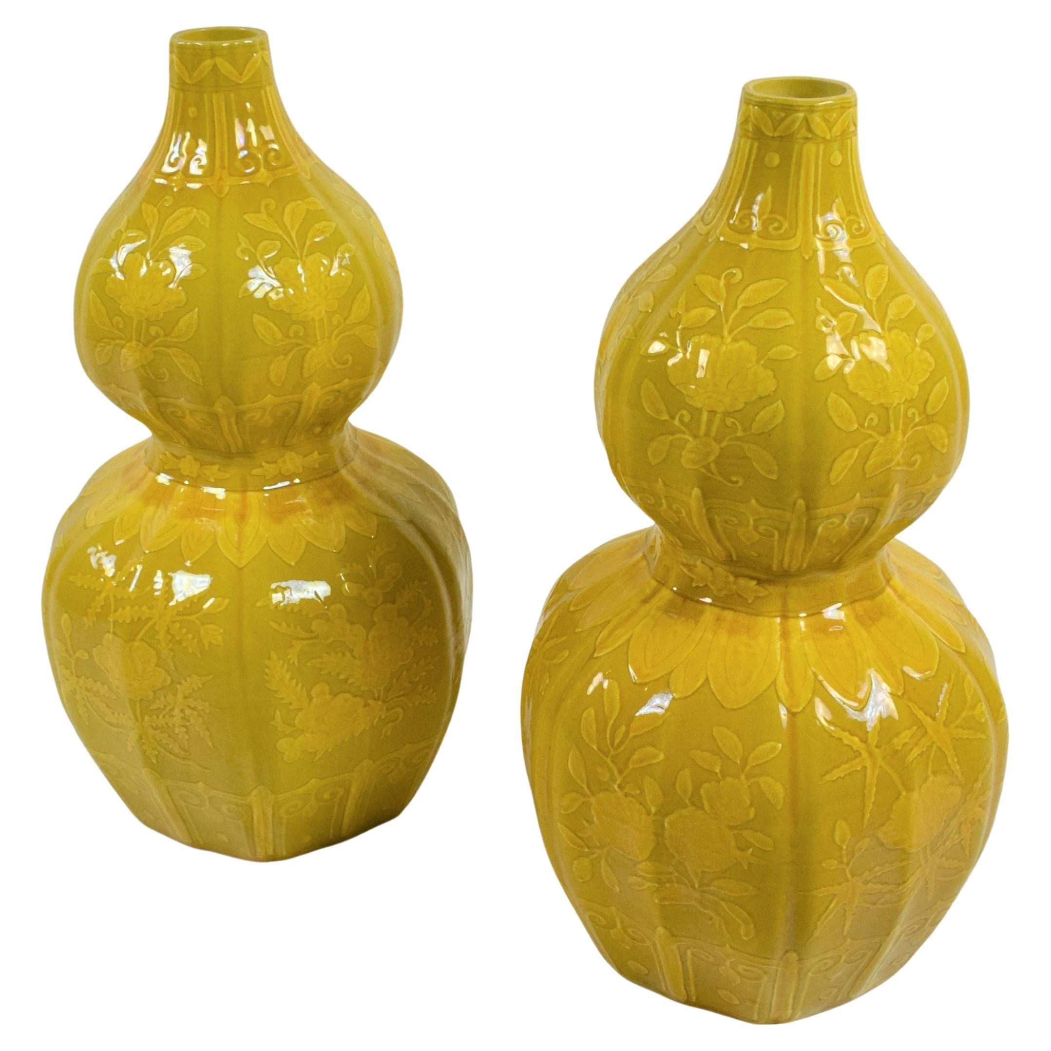 Pareja de jarrones de porcelana china con doble calabaza esmaltada en amarillo