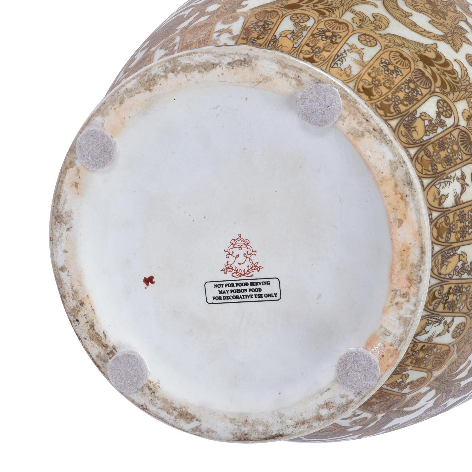 Chinesische Yuhuchunping-Porzellanvase aus 30 Zoll Gold und Weißem Porzellan mit Wellenschliff im Angebot 5