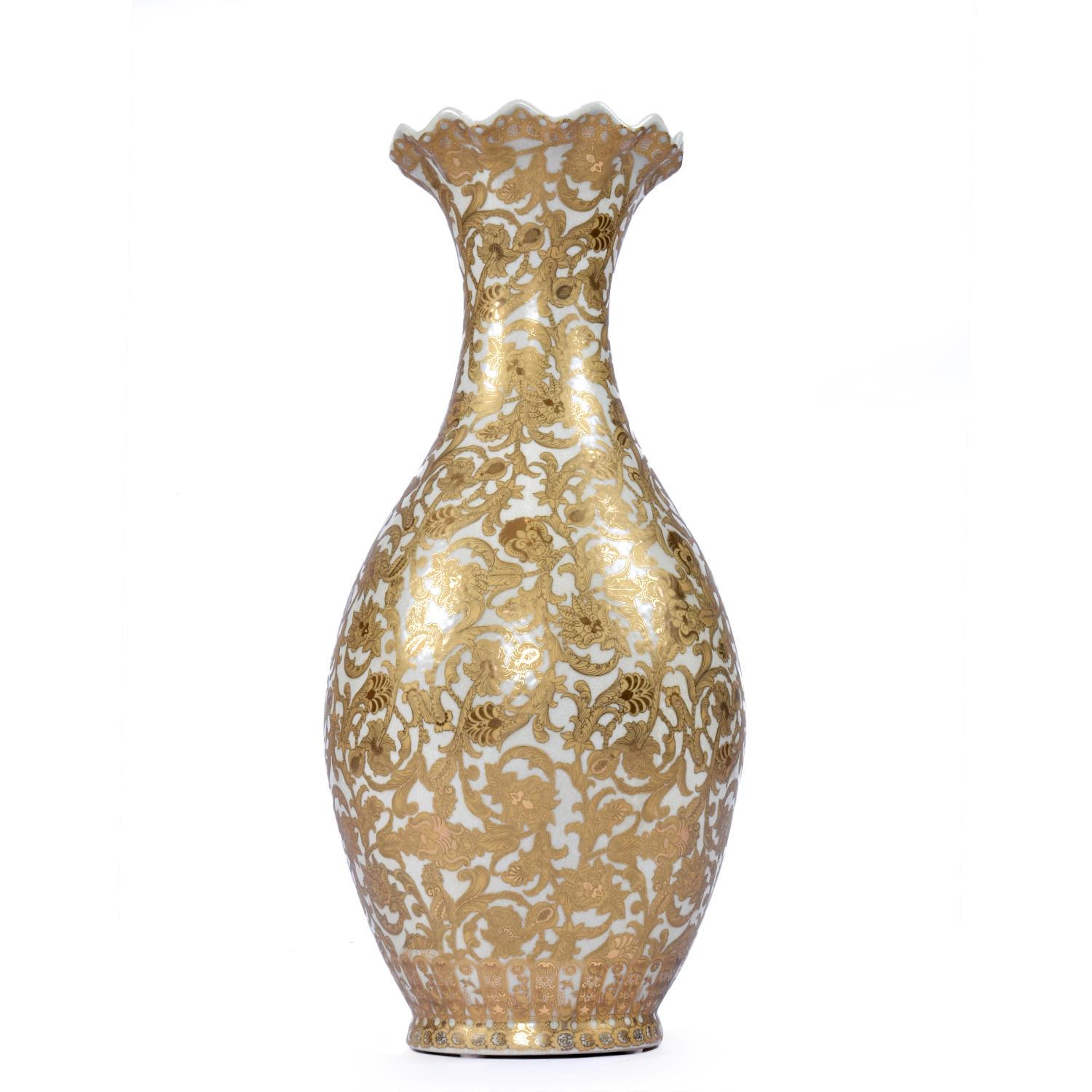 Chinesische Yuhuchunping-Porzellanvase aus 30 Zoll Gold und Weißem Porzellan mit Wellenschliff (Chinoiserie) im Angebot