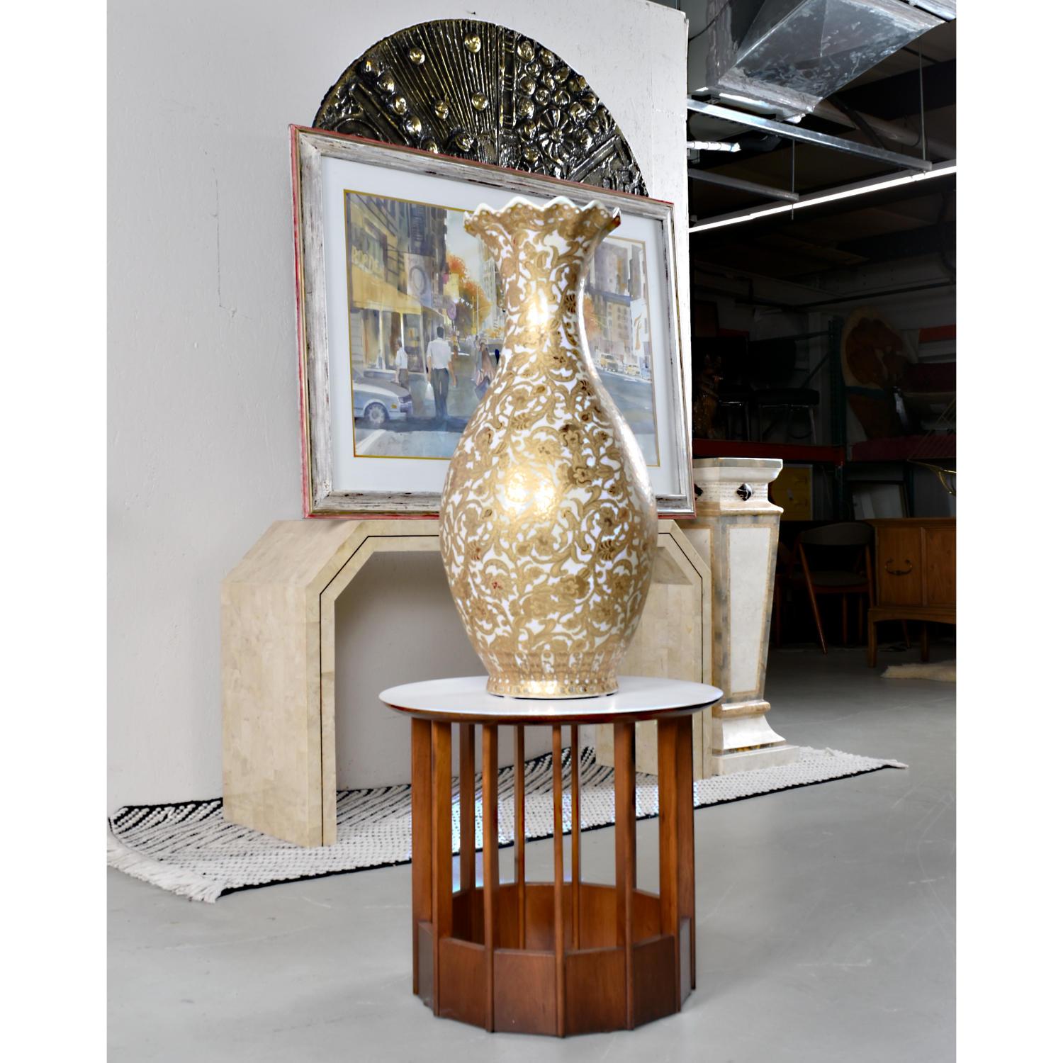 Chinesische Yuhuchunping-Porzellanvase aus 30 Zoll Gold und Weißem Porzellan mit Wellenschliff im Zustand „Hervorragend“ im Angebot in Chattanooga, TN