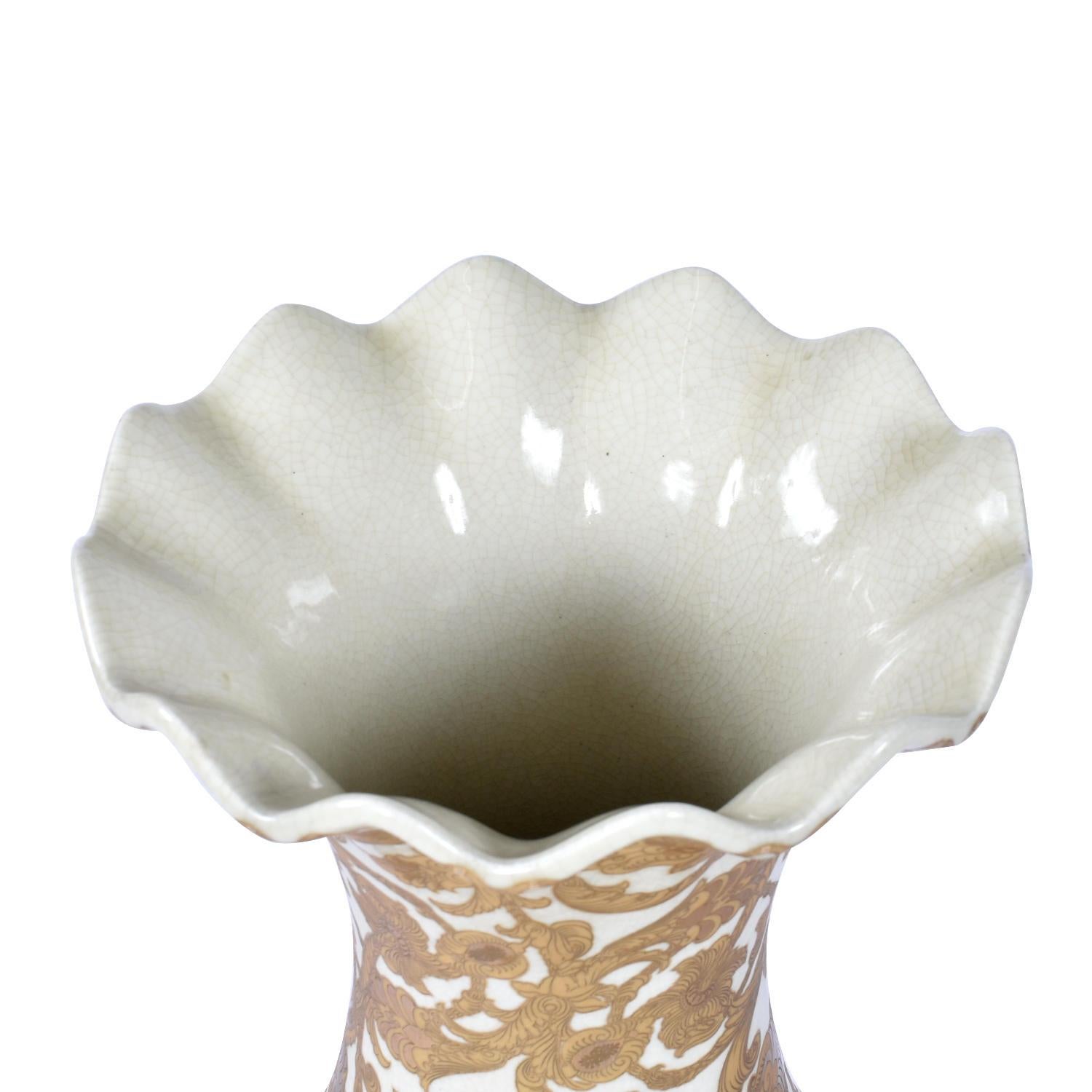 Chinesische Yuhuchunping-Porzellanvase aus 30 Zoll Gold und Weißem Porzellan mit Wellenschliff (20. Jahrhundert) im Angebot