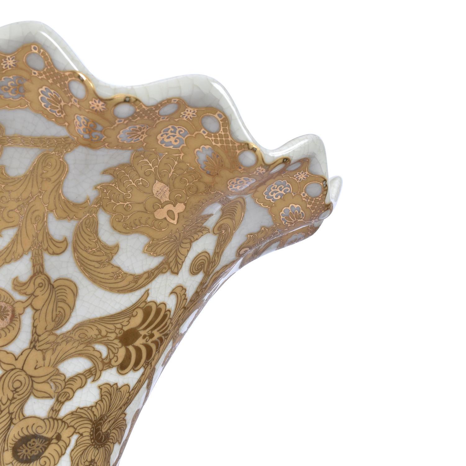 Chinesische Yuhuchunping-Porzellanvase aus 30 Zoll Gold und Weißem Porzellan mit Wellenschliff im Angebot 1