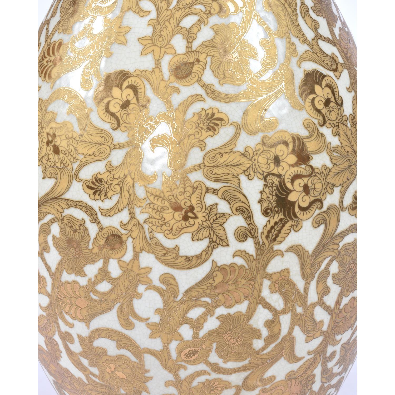 Chinesische Yuhuchunping-Porzellanvase aus 30 Zoll Gold und Weißem Porzellan mit Wellenschliff im Angebot 2