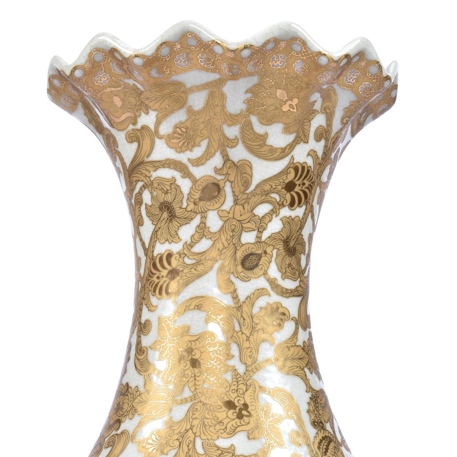 Chinesische Yuhuchunping-Porzellanvase aus 30 Zoll Gold und Weißem Porzellan mit Wellenschliff im Angebot 3