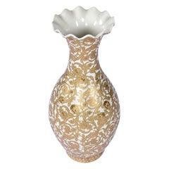 Chinesische Yuhuchunping-Porzellanvase aus 30 Zoll Gold und Weißem Porzellan mit Wellenschliff