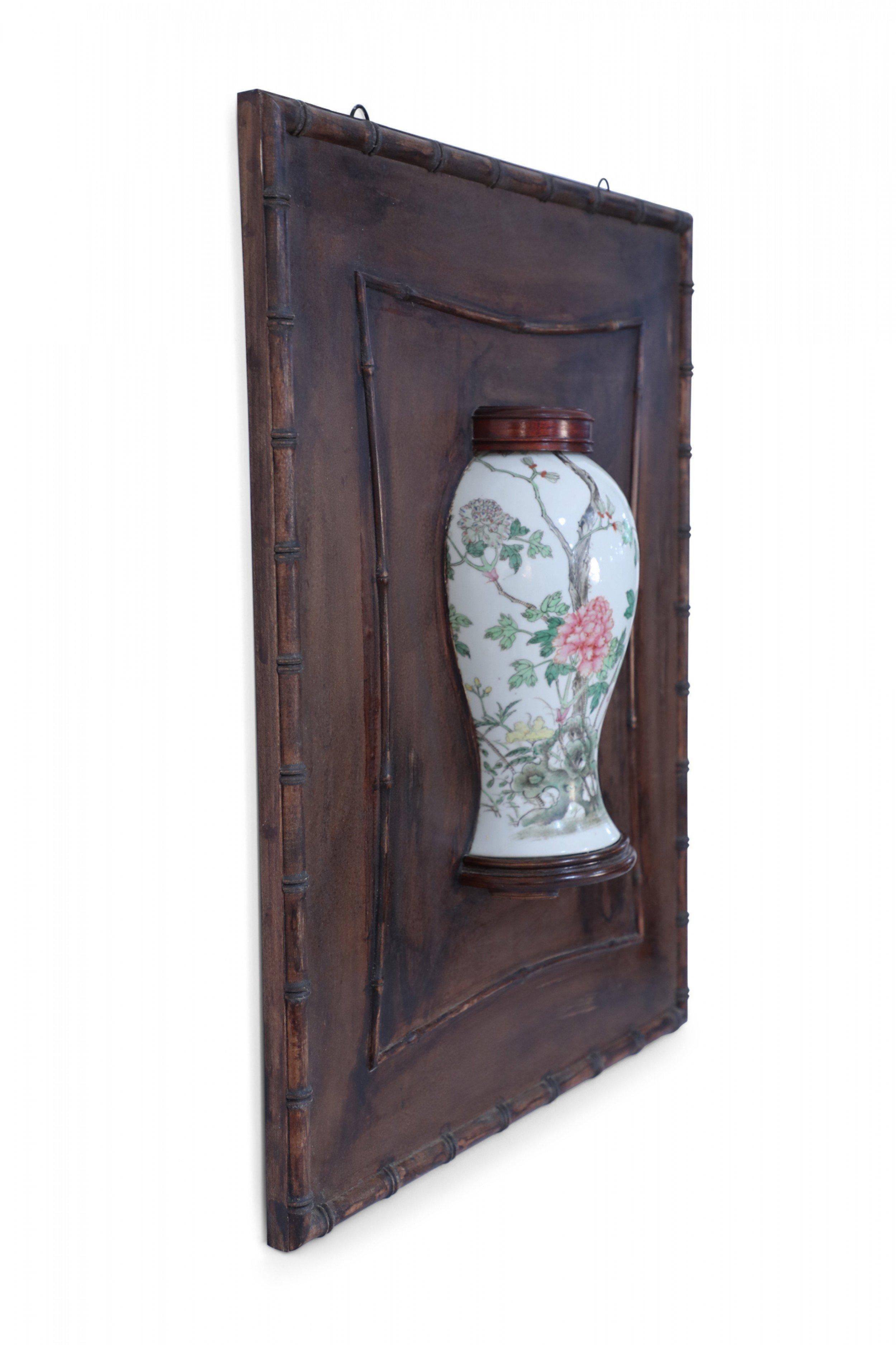 Chinesische Famille-Rose-Vase und Holz-Wandtafel aus Porzellan (Chinesischer Export) im Angebot