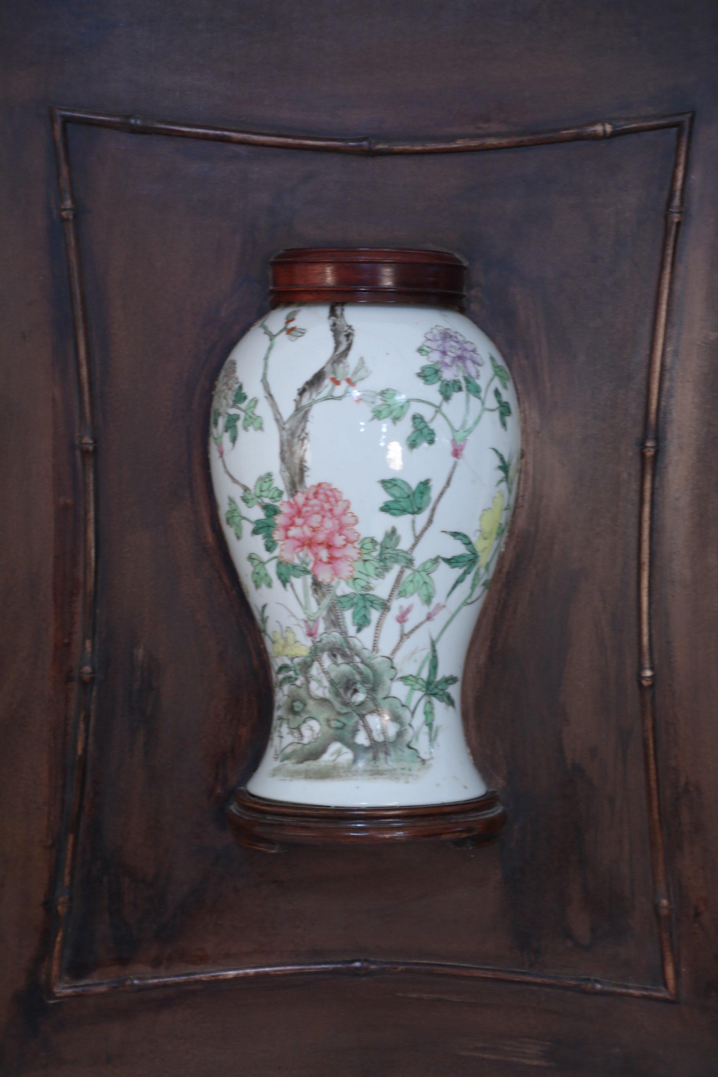 Chinesische Famille-Rose-Vase und Holz-Wandtafel aus Porzellan im Zustand „Gut“ im Angebot in New York, NY