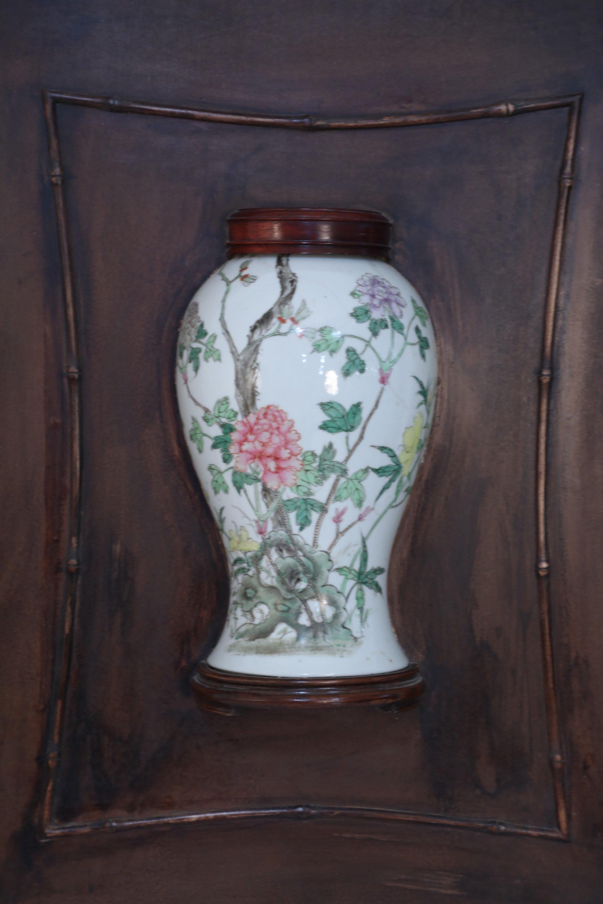 Chinese Porcelain Famille Rose Vase and Wood Wall Plaque In Good Condition For Sale In Queens, NY