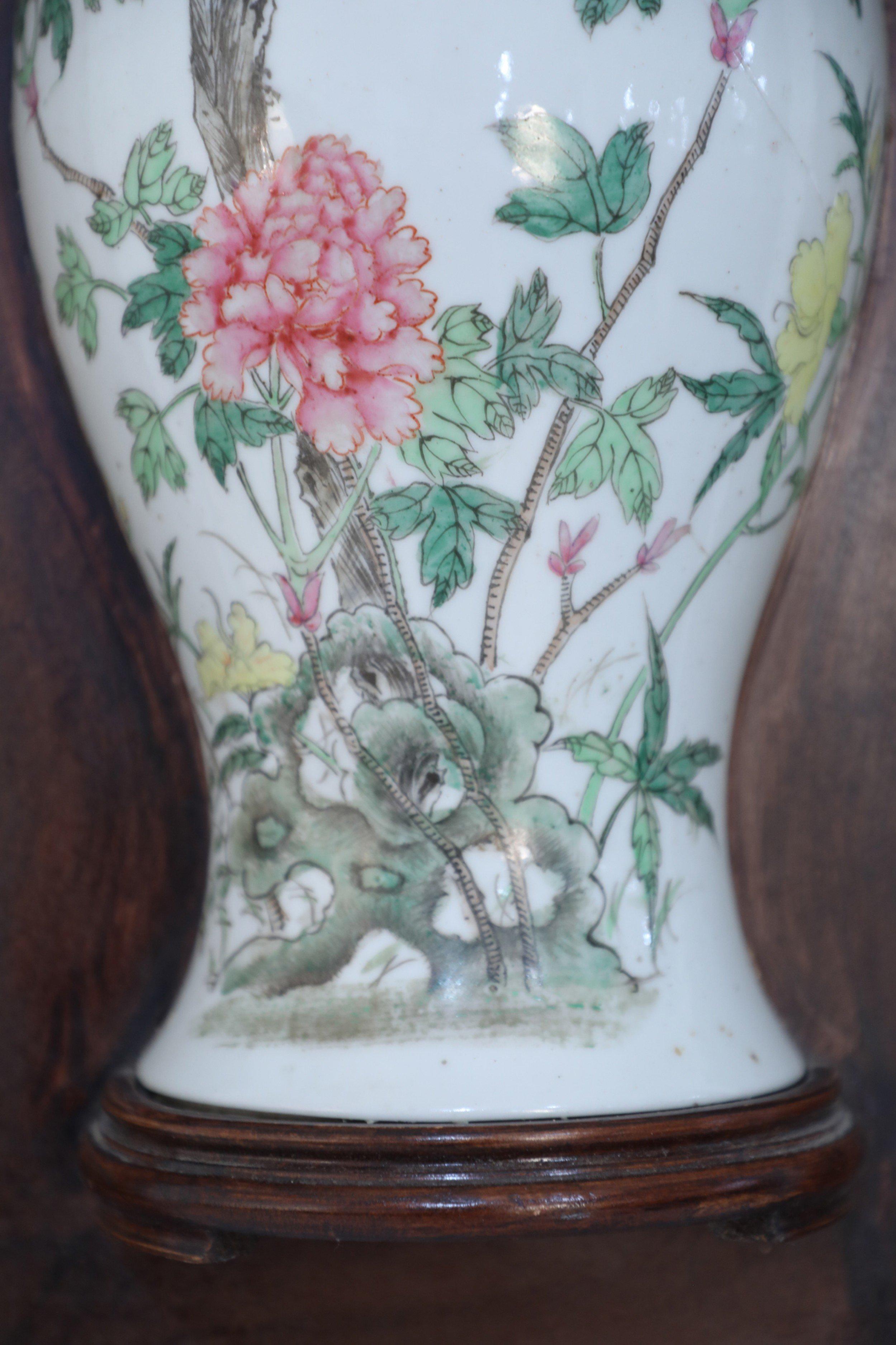 Chinesische Famille-Rose-Vase und Holz-Wandtafel aus Porzellan (20. Jahrhundert) im Angebot