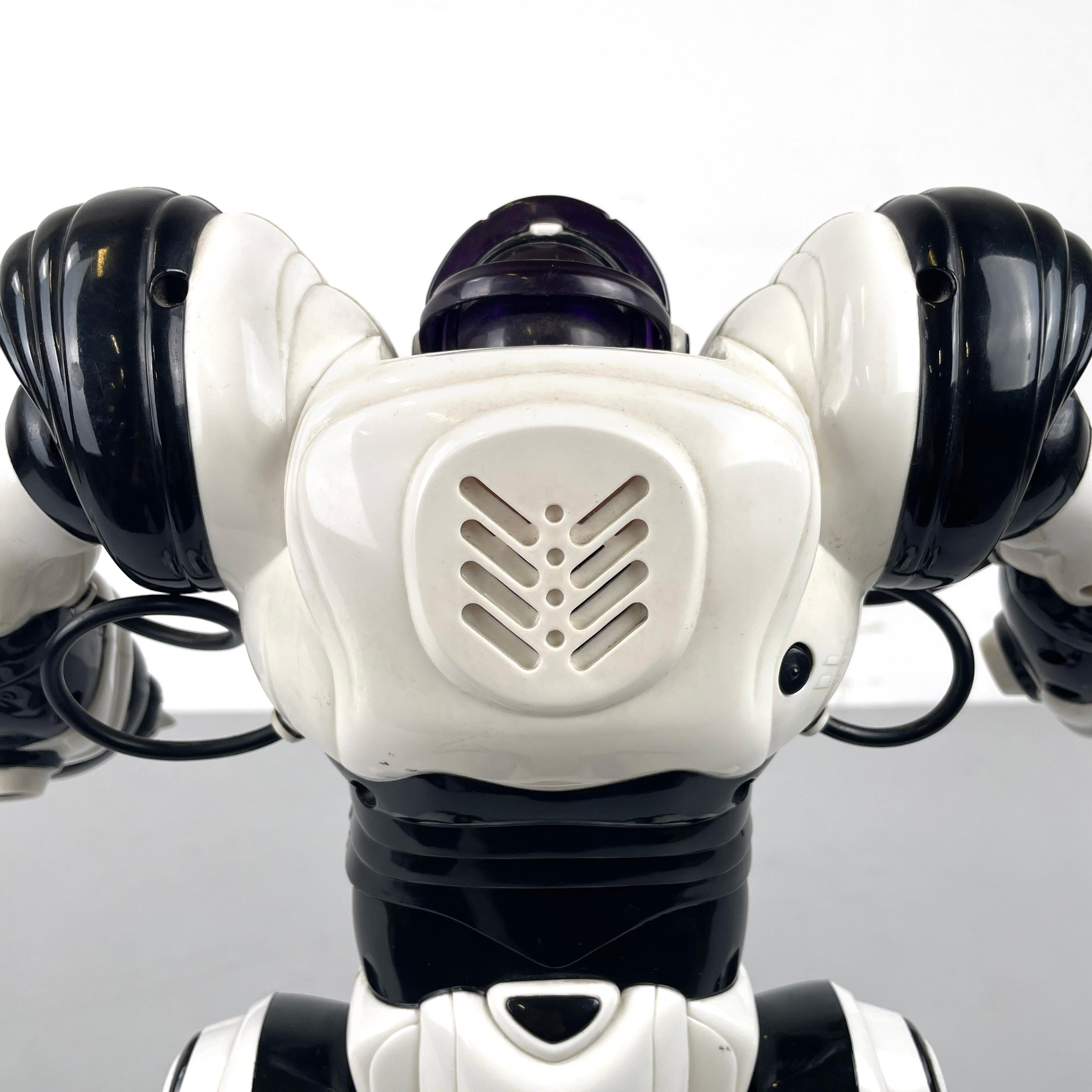 Plastique Robot-jouet postmoderne chinois Robotsapien de WowWee en plastique noir et blanc, années 2000