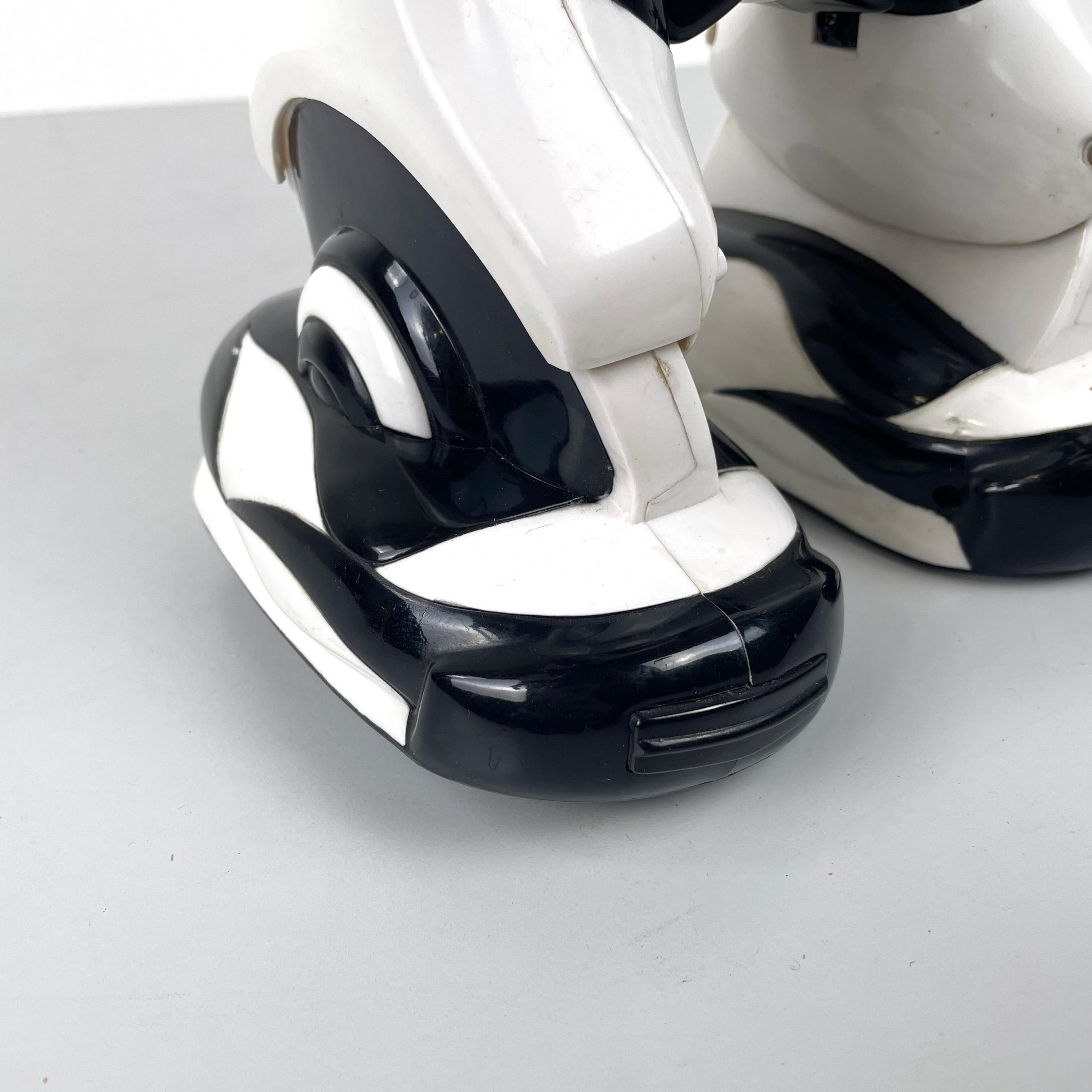 Robot-jouet postmoderne chinois Robotsapien de WowWee en plastique noir et blanc, années 2000 2