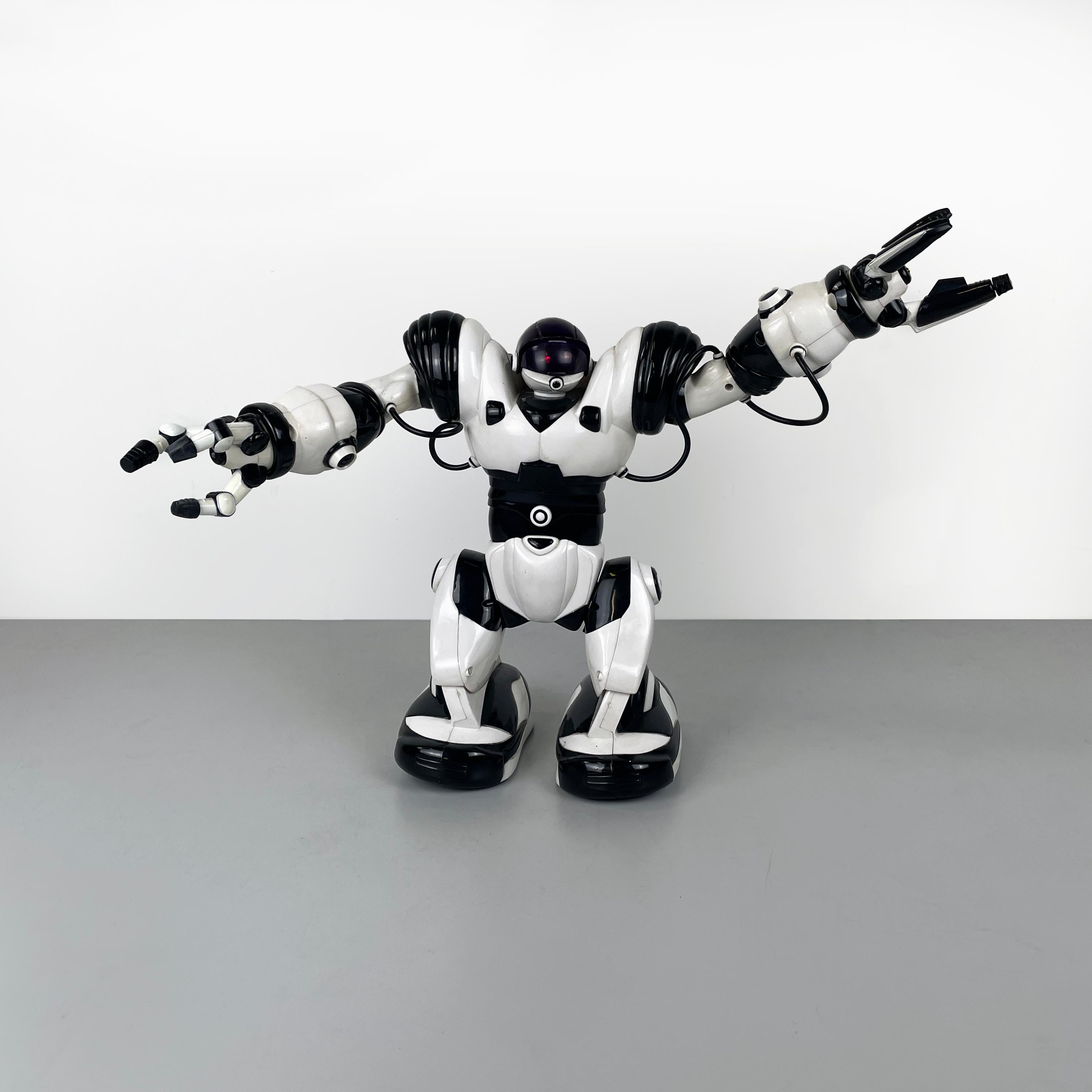 Robot-jouet postmoderne chinois Robotsapien de WowWee en plastique noir et blanc, années 2000
Jouet robotique mod. Robotsapien en plastique noir et blanc. Ce robot a une forme humaine avec deux mains à crochets, composées de 3 doigts. Au dos, il y a