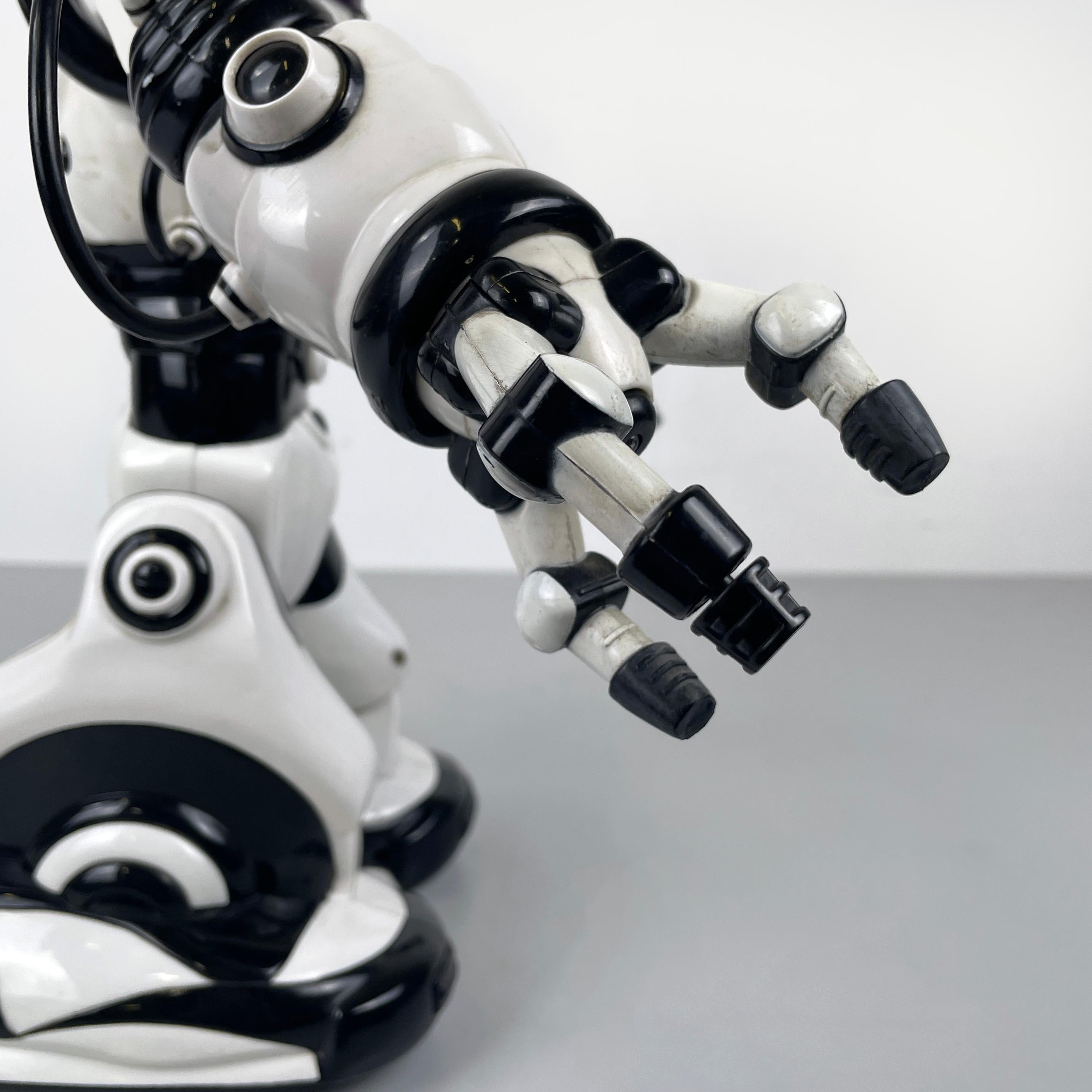 Robot-jouet postmoderne chinois Robotsapien de WowWee en plastique noir et blanc, années 2000 Bon état à MIlano, IT