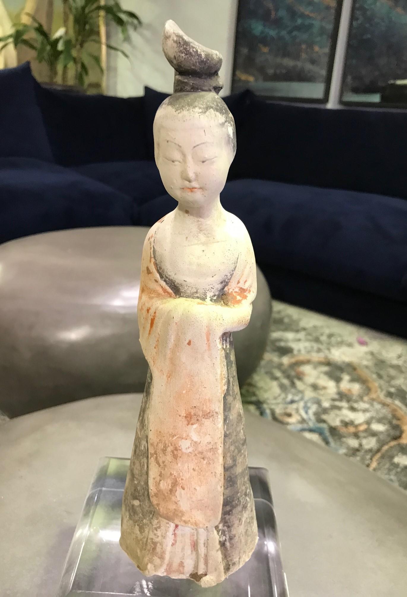 Glasierte Schlammfigur der Hof Lady Tang-Dynastie mit Ständer aus chinesischer Keramik (Chinesisch) im Angebot