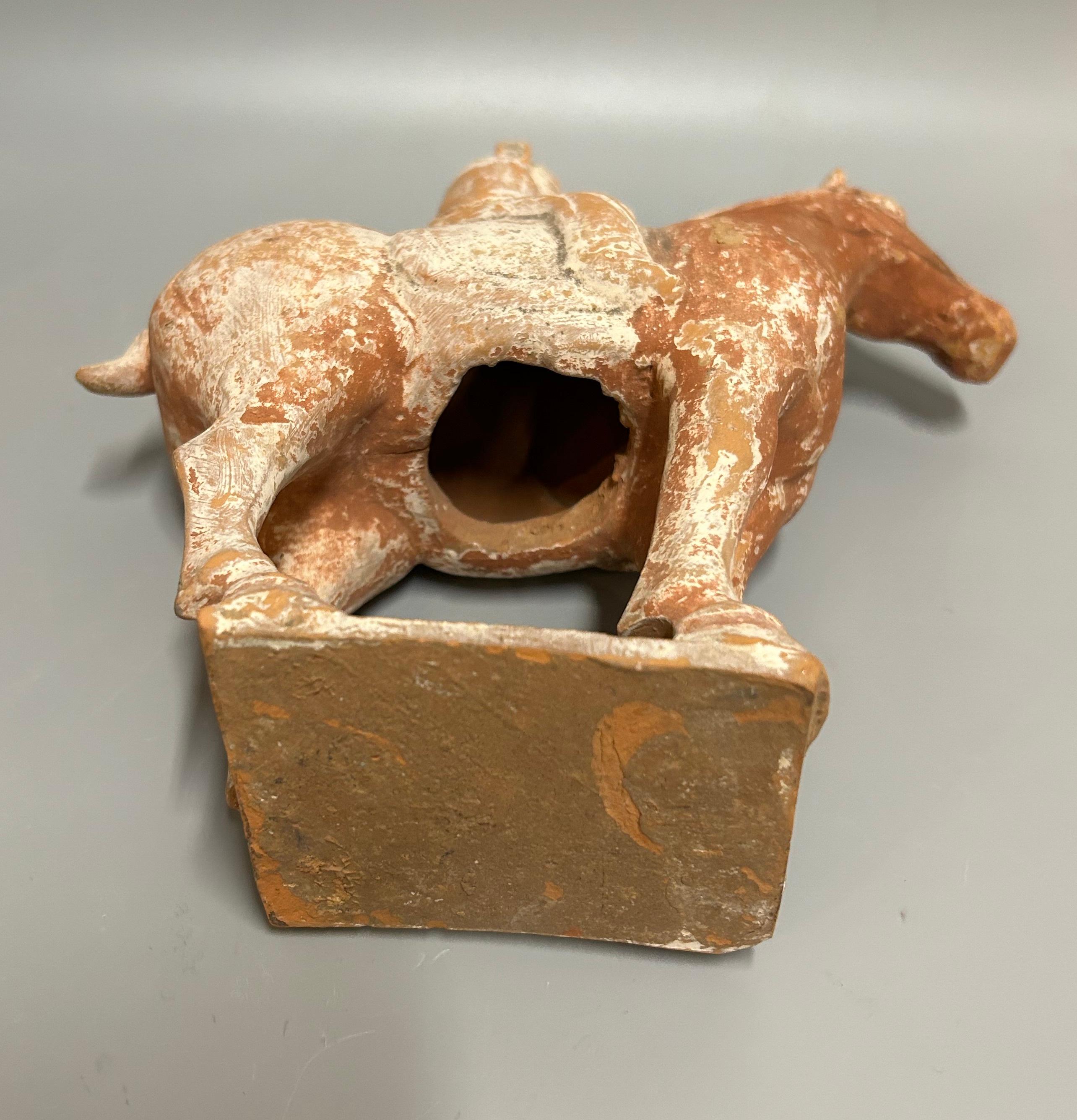 Chinesisches Töpferpferd mit Reiter, Tang-Dyansty im Zustand „Gut“ im Angebot in New York, NY