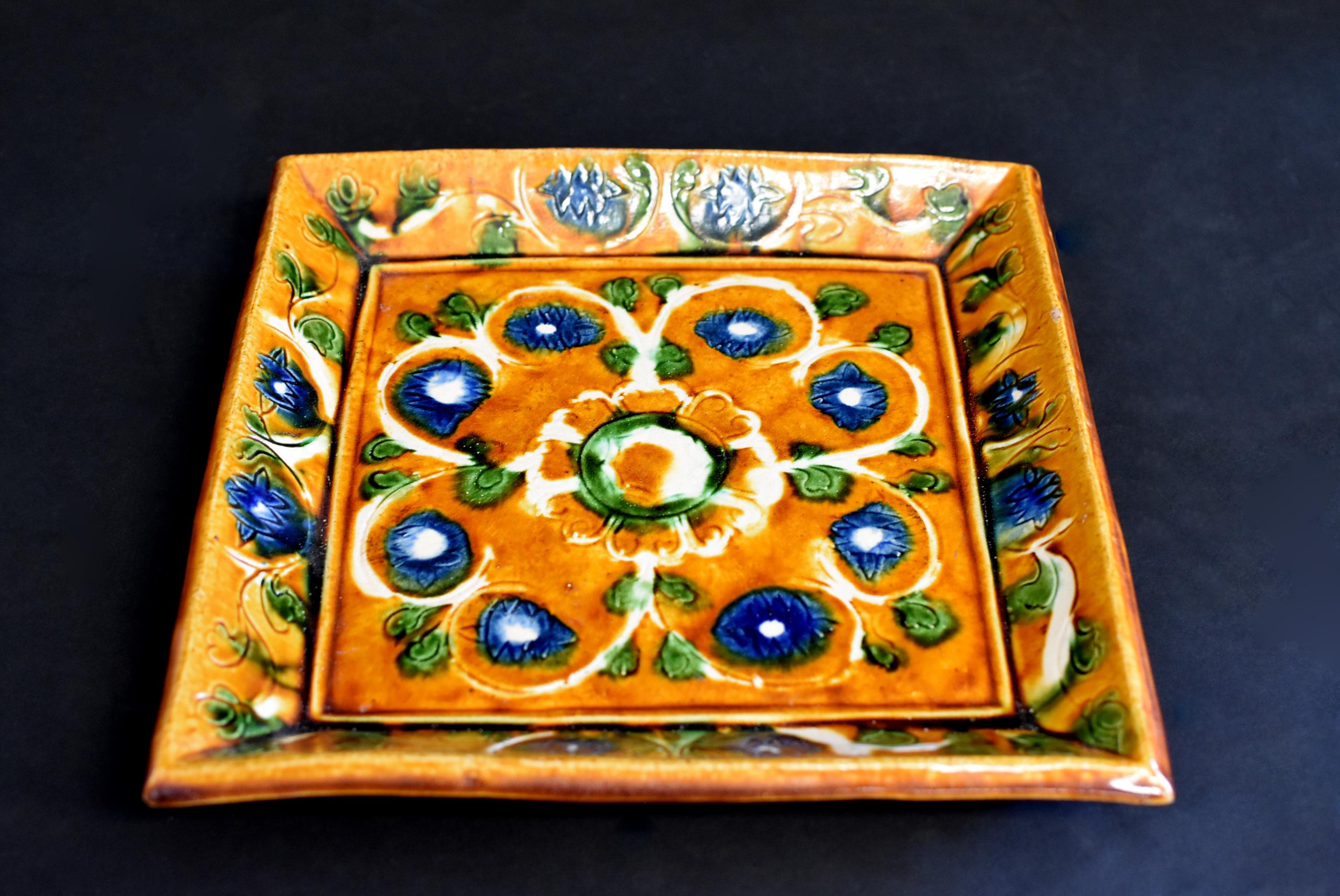 Chinese San Cai Terracotta Plate Chrysanthemum In Good Condition For Sale In Somis, CA