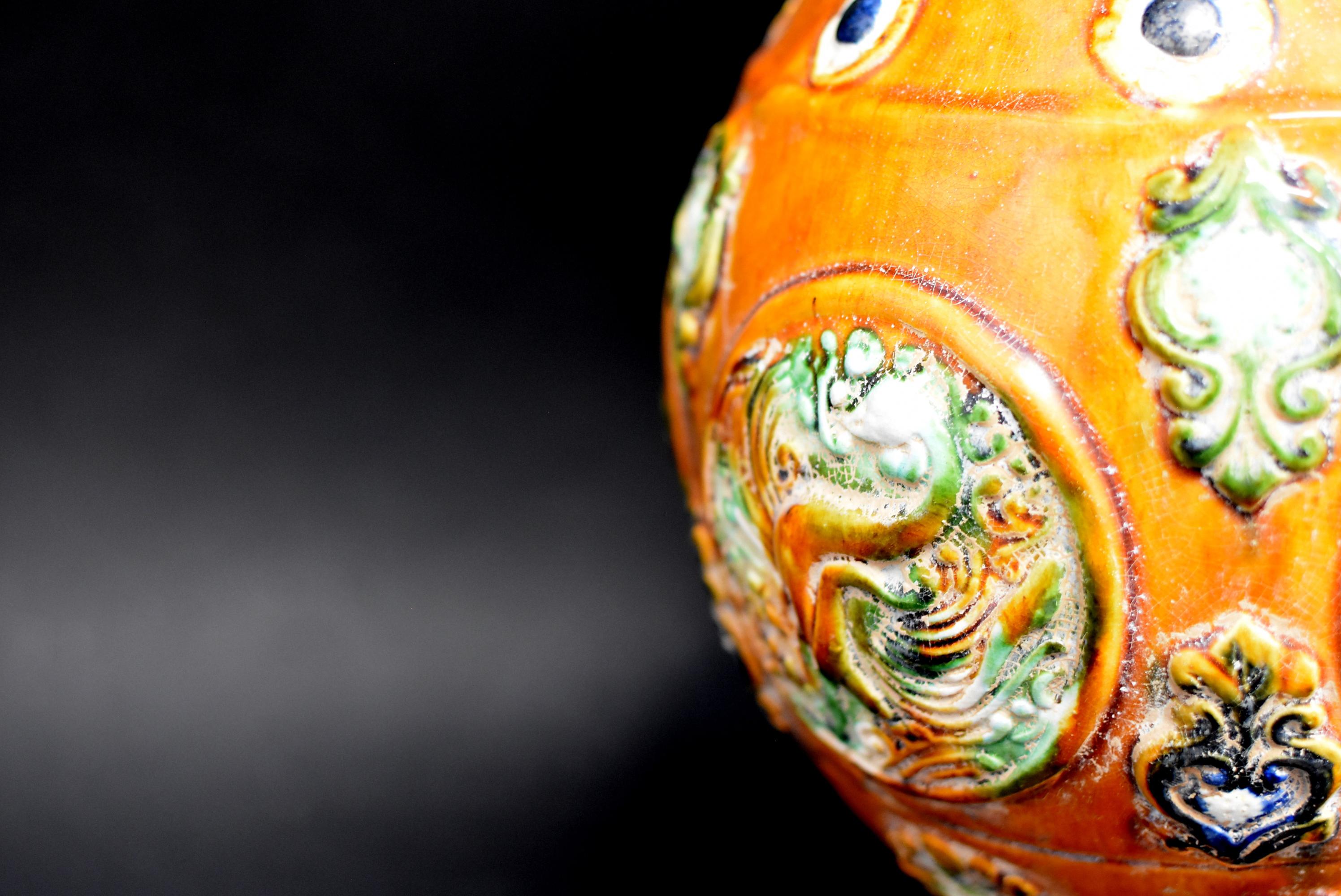 Chinese Pottery Vase Sancai Glazed with Bees 1