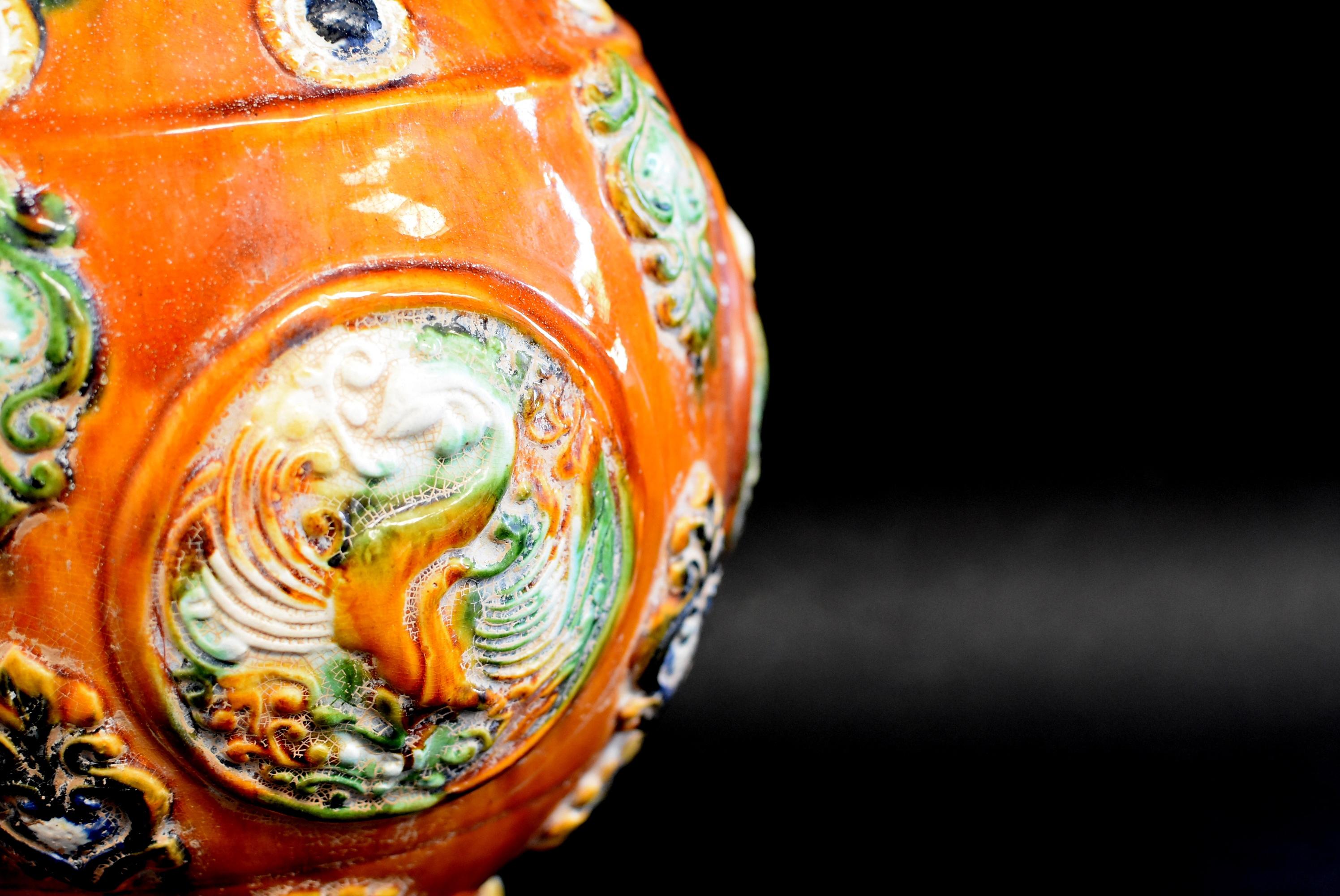 Chinese Pottery Vase Sancai Glazed with Bees 2