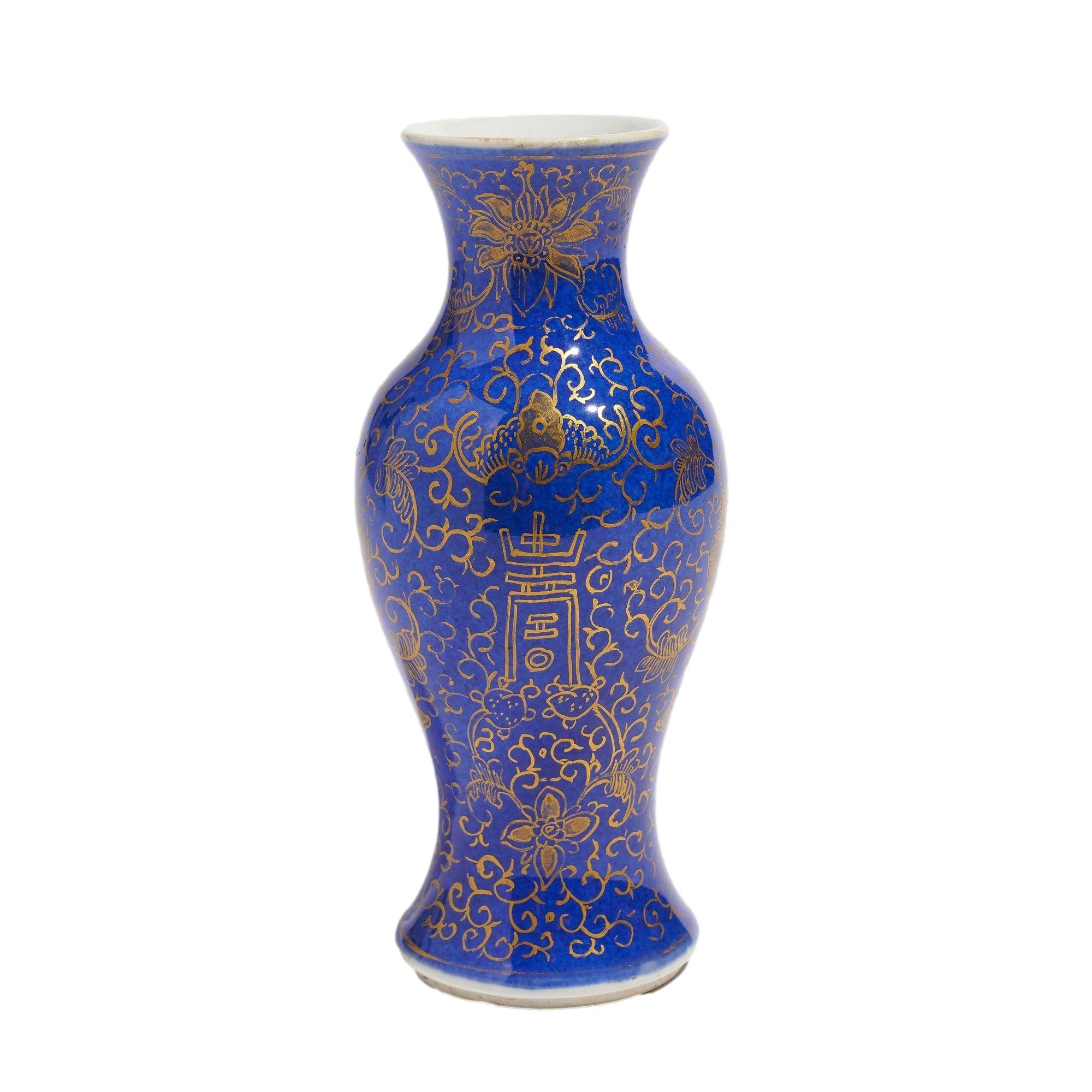 Chinese powder blue baluster form vase decorated with gilt tracery, 1800's In condizioni buone in vendita a Kenilworth, IL