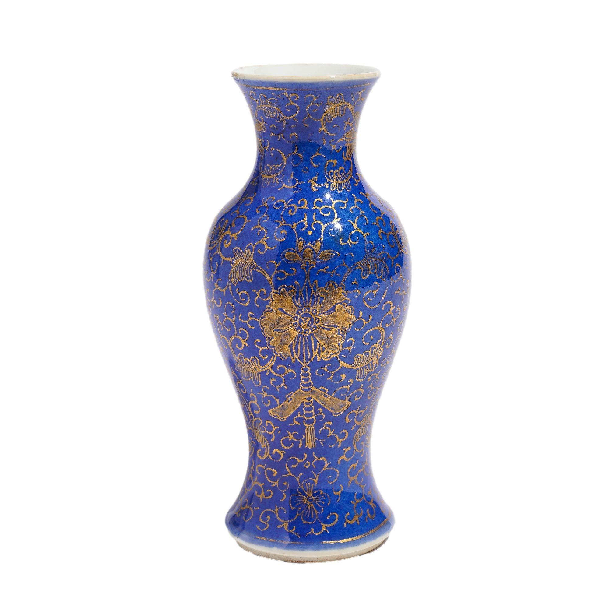 XIX secolo Chinese powder blue baluster form vase decorated with gilt tracery, 1800's in vendita
