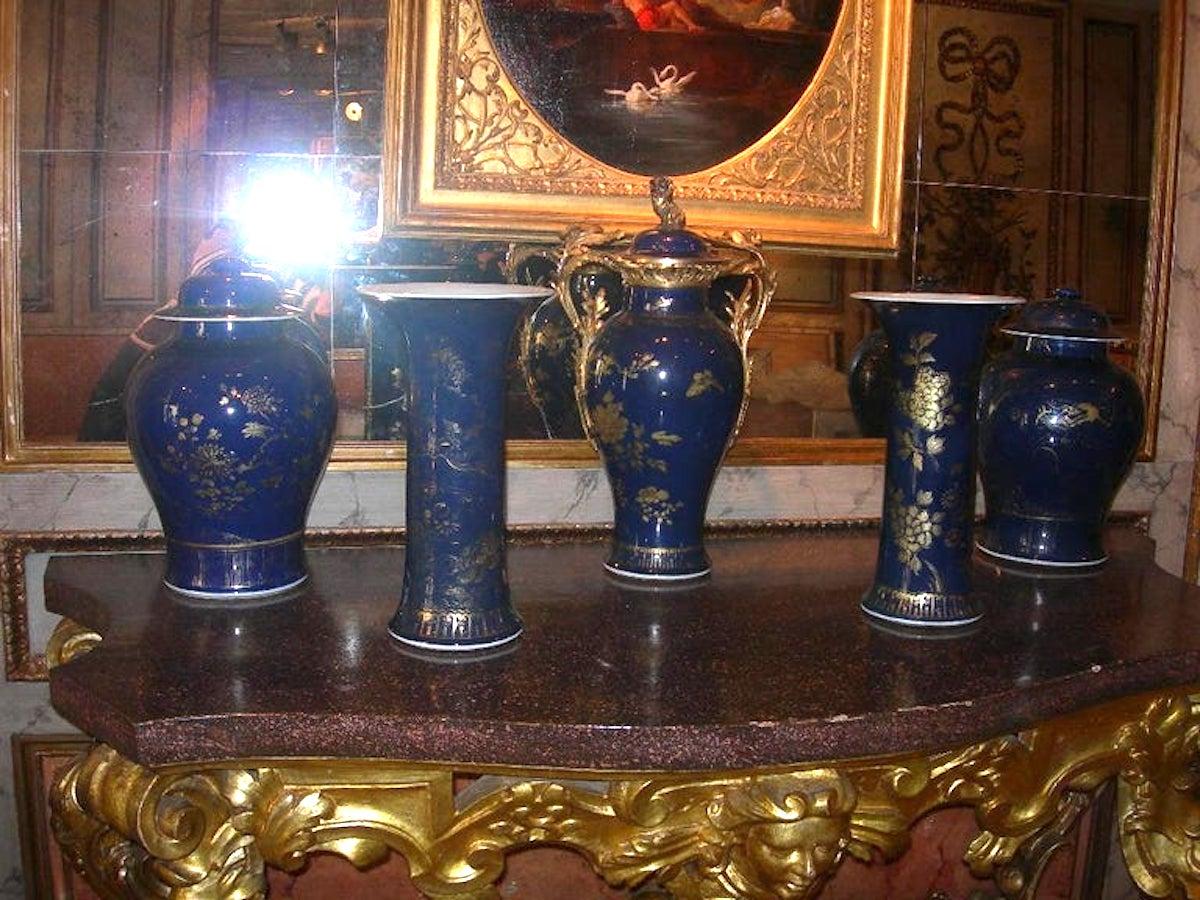 Porcelaine Pots chinois décorés en bleu poudre et doré, 18e siècle en vente