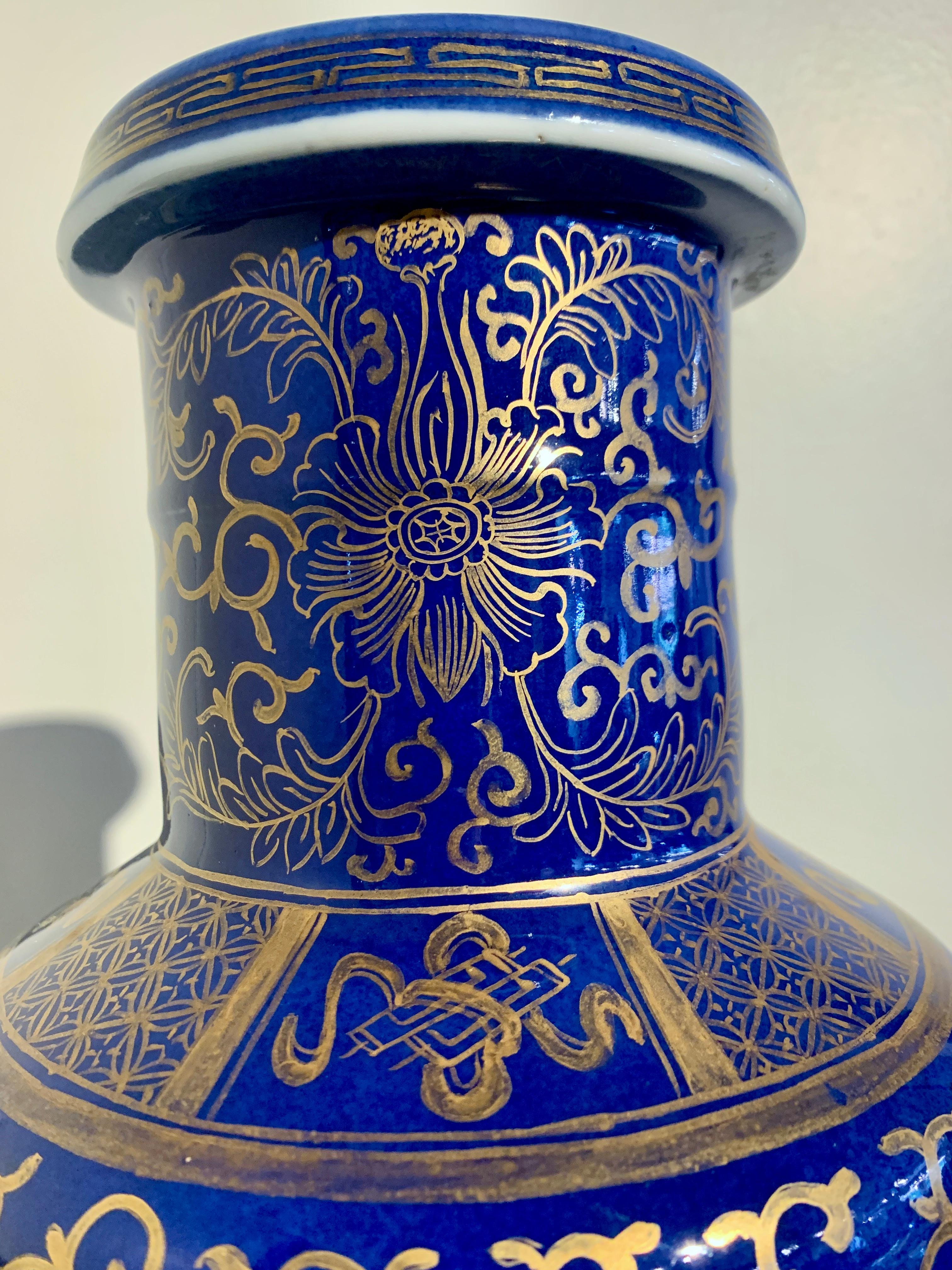 Vase Rouleau chinois à décor bleu poudré et doré, Dynastie Qing, c. 1900, Chine en vente 3