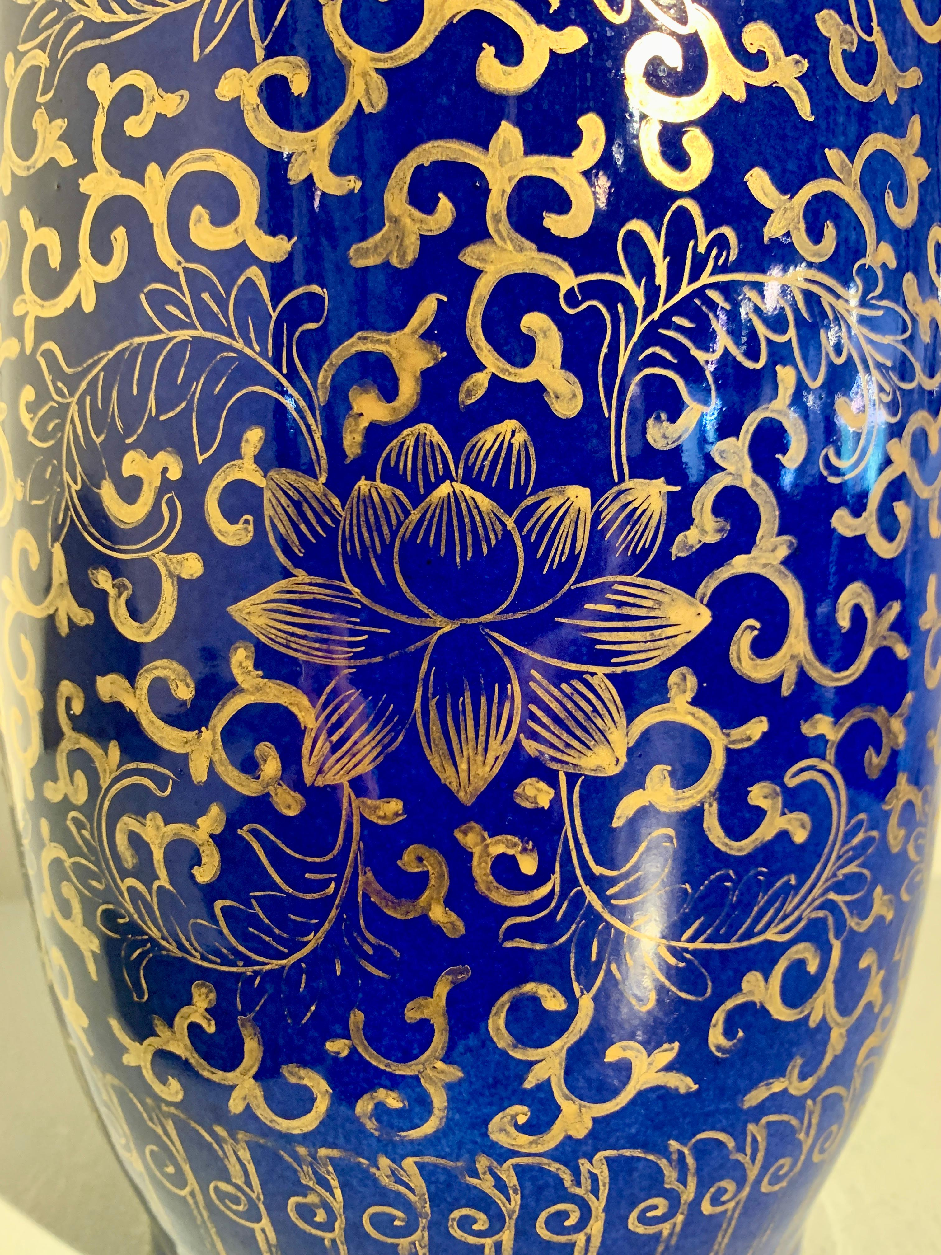 Vase Rouleau chinois à décor bleu poudré et doré, Dynastie Qing, c. 1900, Chine en vente 5