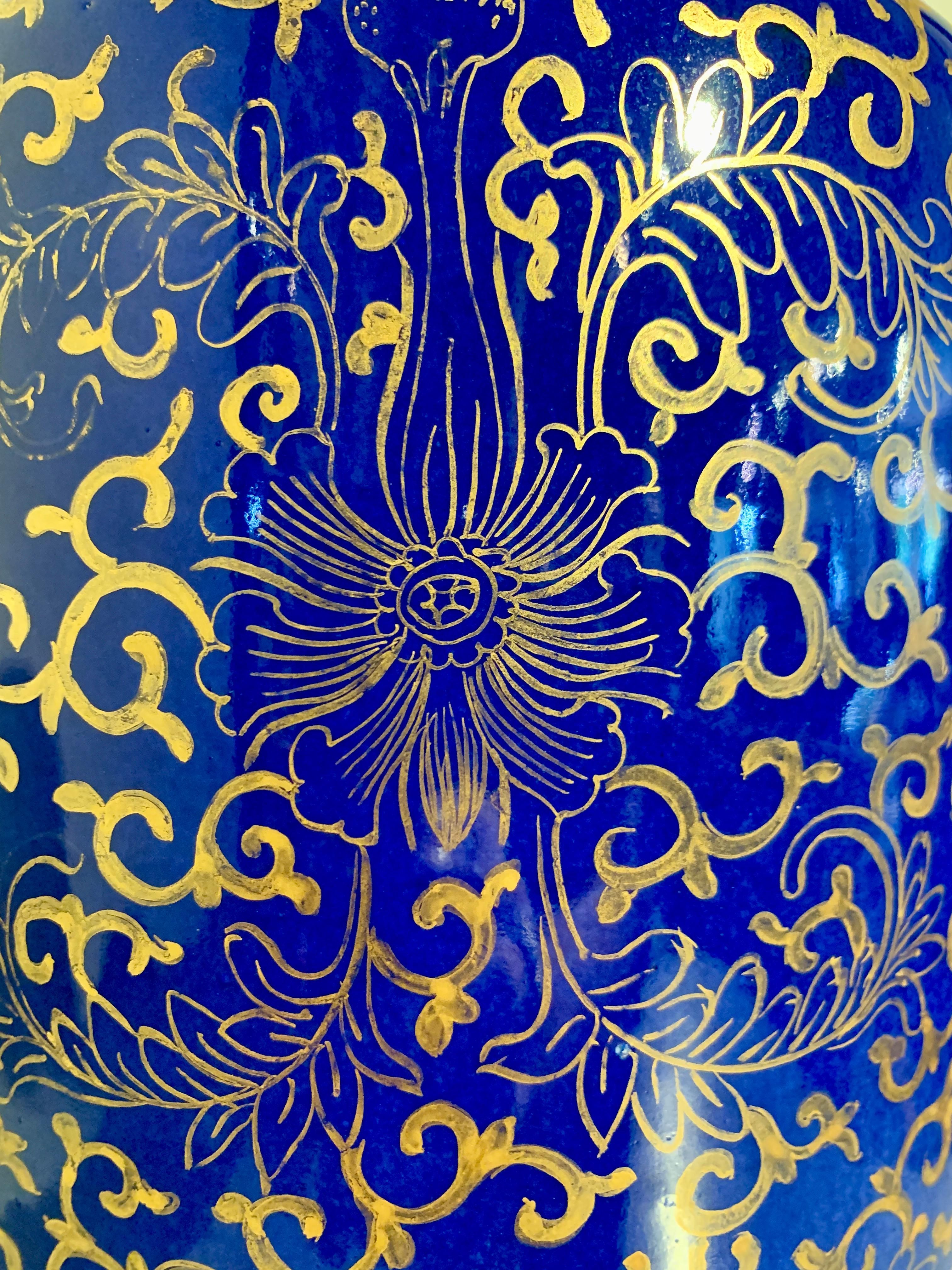 Vase Rouleau chinois à décor bleu poudré et doré, Dynastie Qing, c. 1900, Chine en vente 6