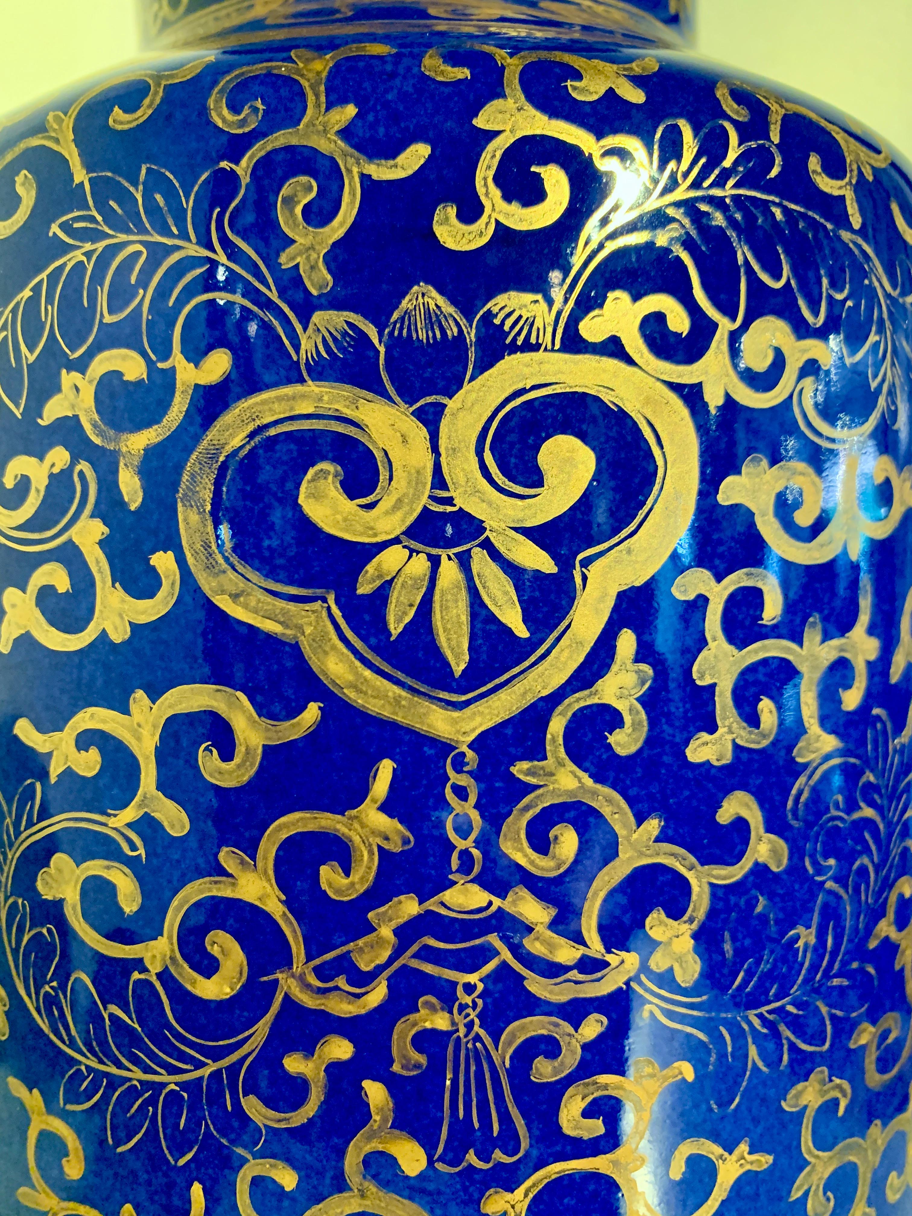 Vase Rouleau chinois à décor bleu poudré et doré, Dynastie Qing, c. 1900, Chine en vente 7