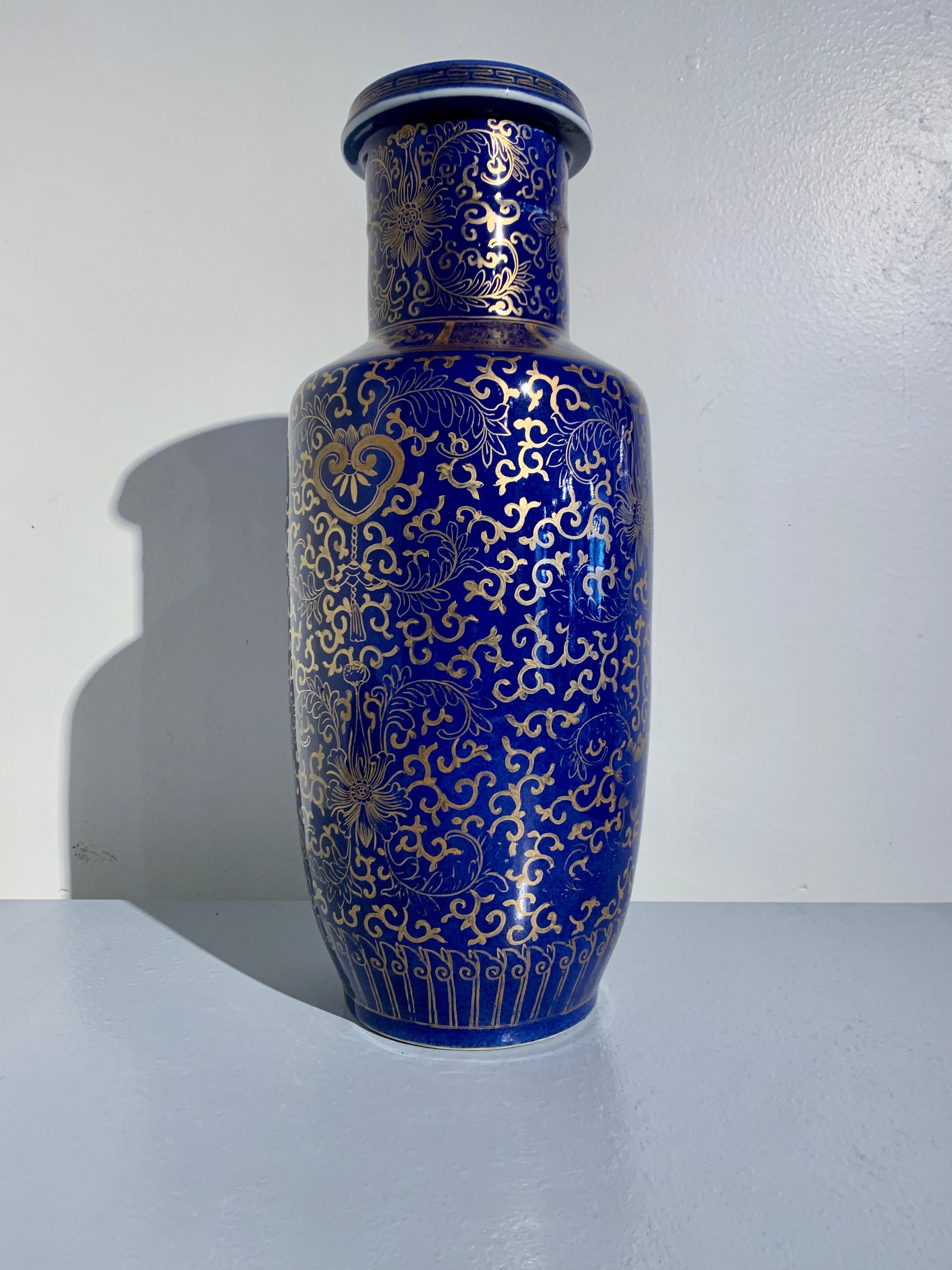 Peint à la main Vase Rouleau chinois à décor bleu poudré et doré, Dynastie Qing, c. 1900, Chine en vente