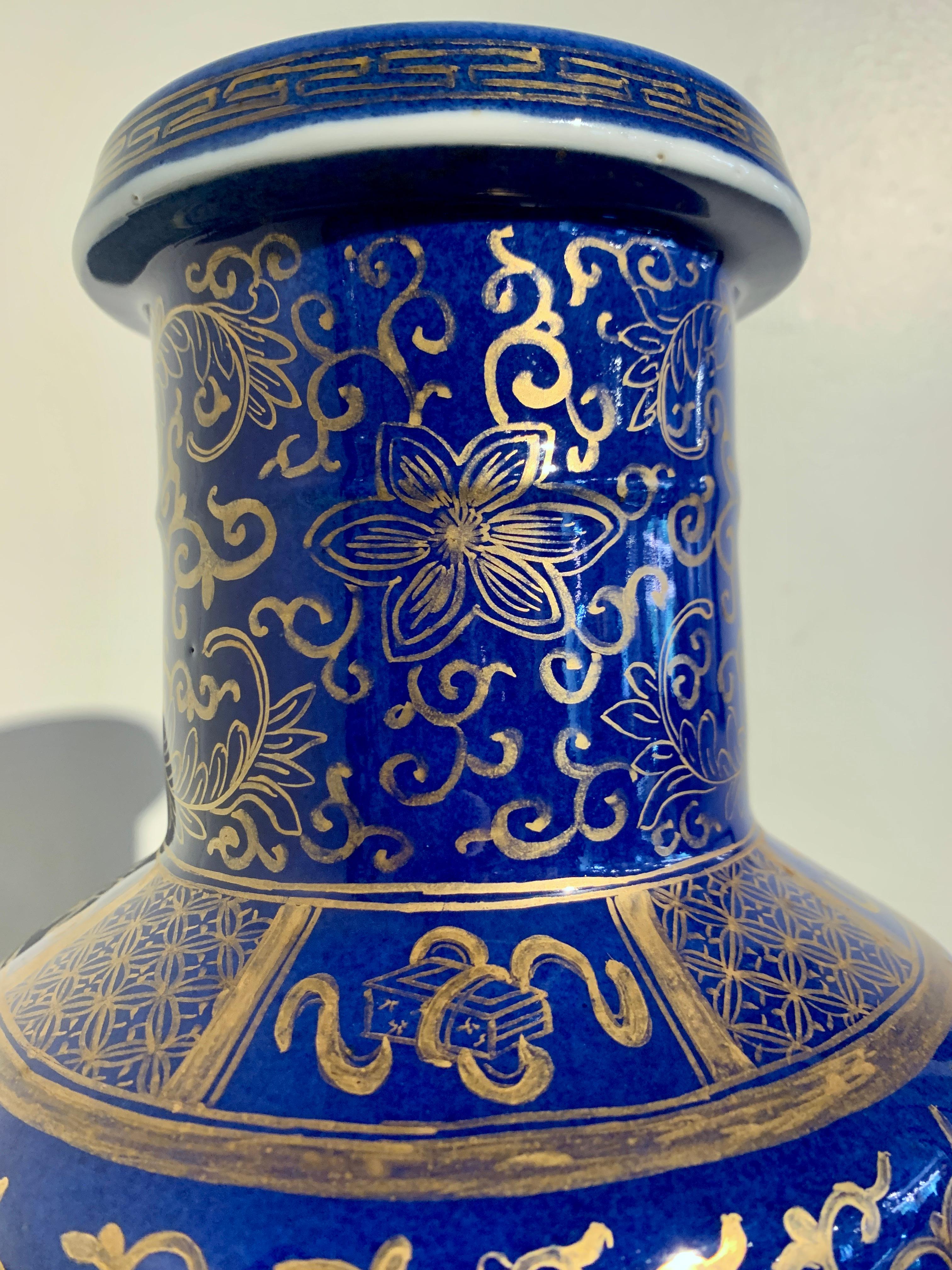 Vase Rouleau chinois à décor bleu poudré et doré, Dynastie Qing, c. 1900, Chine en vente 2