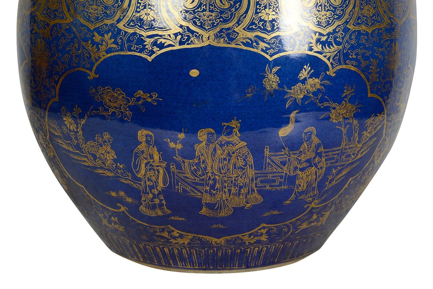 Diese exquisite pulverblaue chinesische Jardiniere aus dem 19. Jahrhundert hat eine atemberaubende kobaltblaue Glasur, die mit vergoldeten Verzierungen aufwändig verziert ist. Das Stück zeigt traditionelle Szenen, die Figuren inmitten üppiger