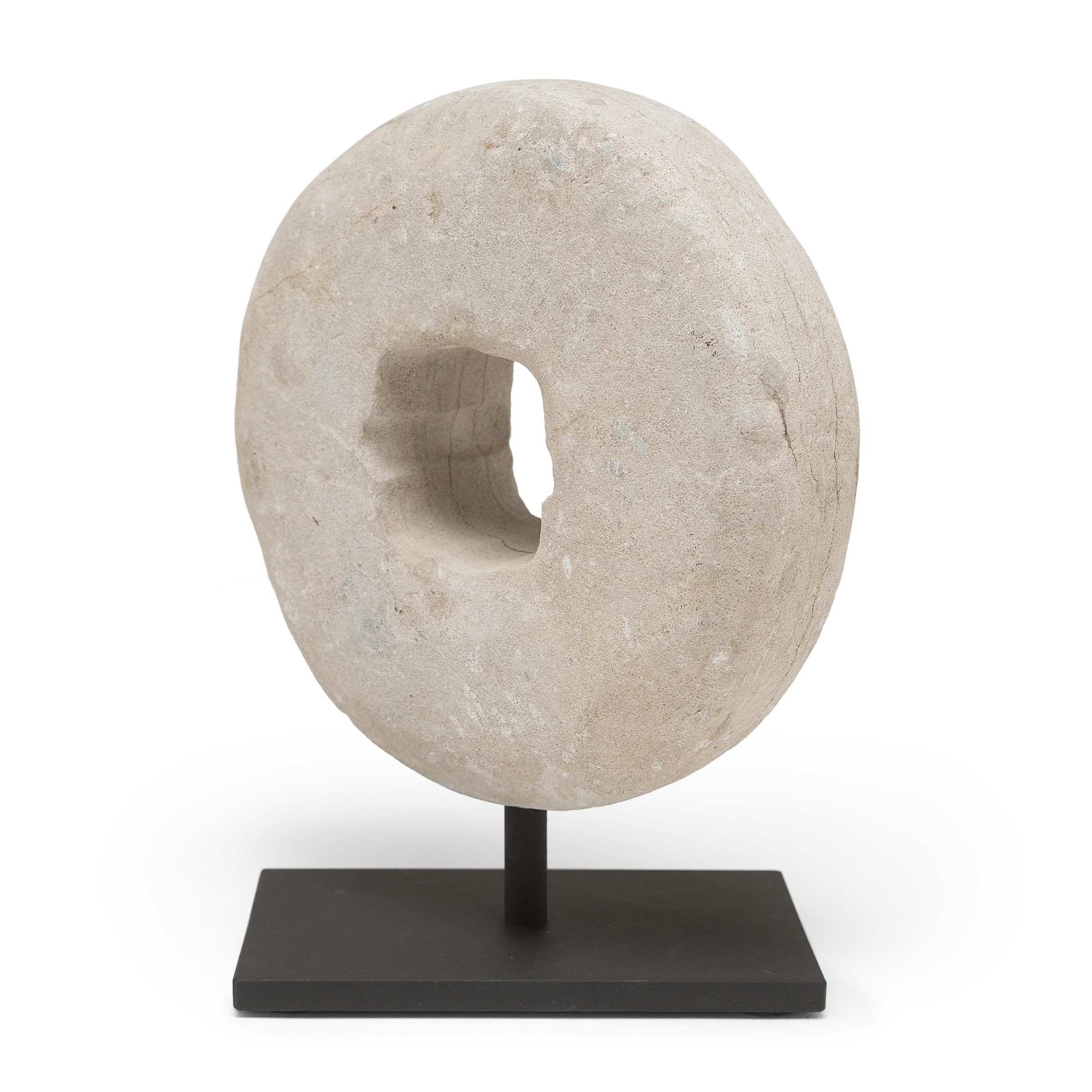 Ce disque rond en pierre était à l'origine une roue de battage du début du XXe siècle. Fixée à un axe en bois qui traversait le centre, la pierre était roulée sur les tiges de blé pour séparer les grains, tirée soit par un homme, soit par un bœuf.