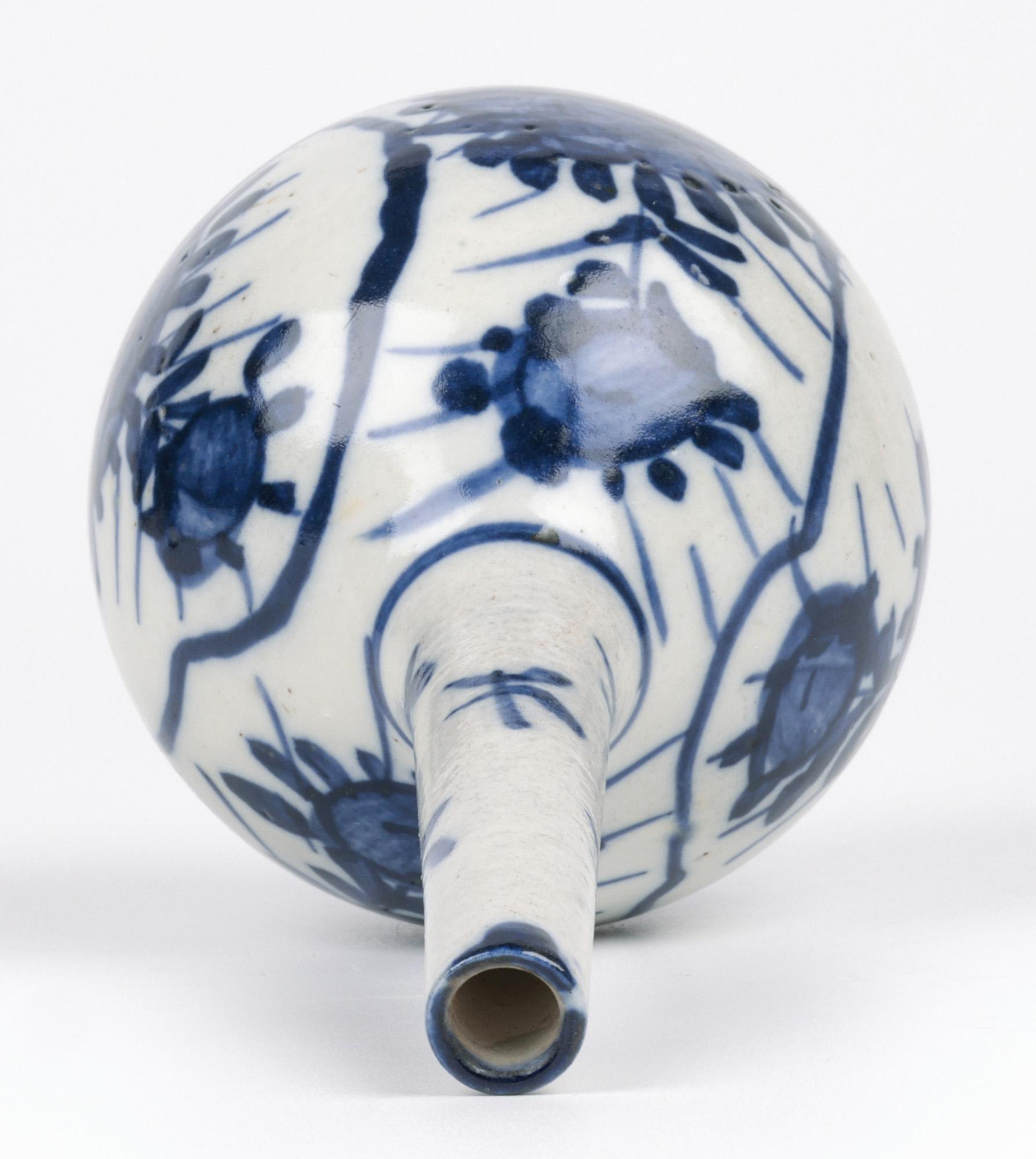 Chinese Provincial Onion Shape Porcelain Bottle Vase For Sale 4