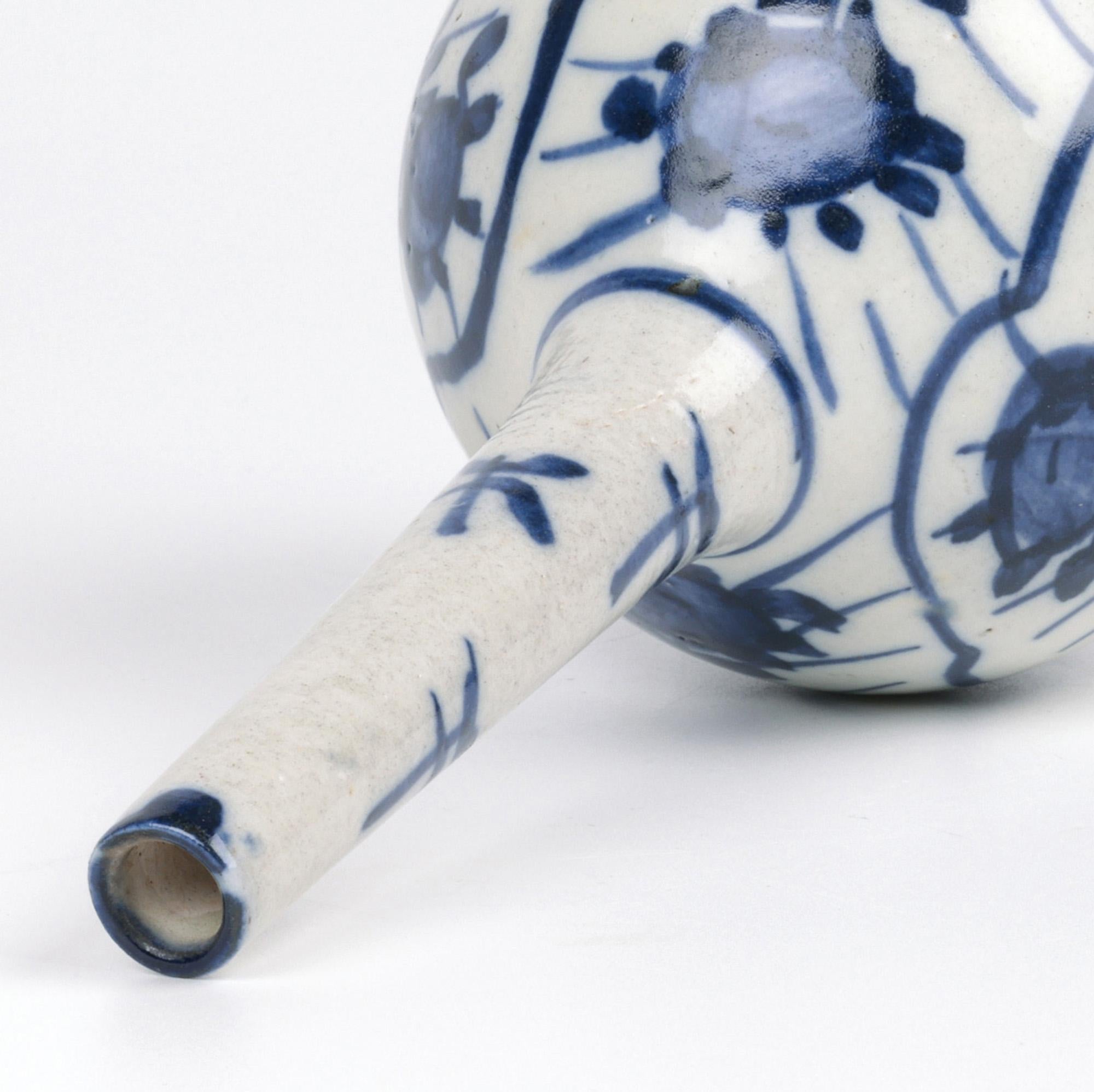 Chinese Provincial Onion Shape Porcelain Bottle Vase For Sale 2