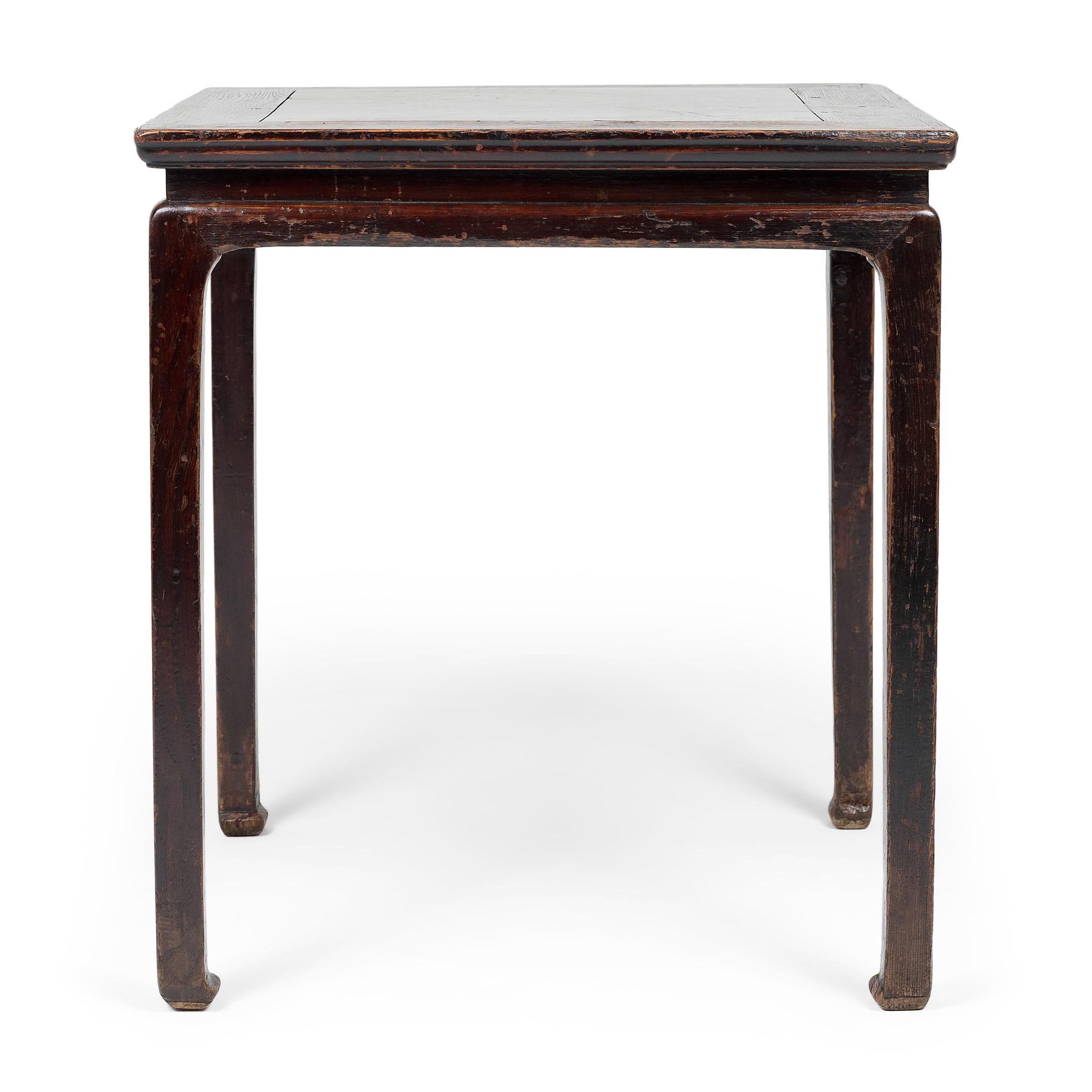 Dieser quadratische Tisch aus dem 19. Jahrhundert ist mit einer massiven Platte aus Puddingstein eingelegt, einem Konglomeratstein, der seit langem wegen seiner schönen unregelmäßigen Musterung geschätzt wird. Die Einlegearbeit ist ein besonders