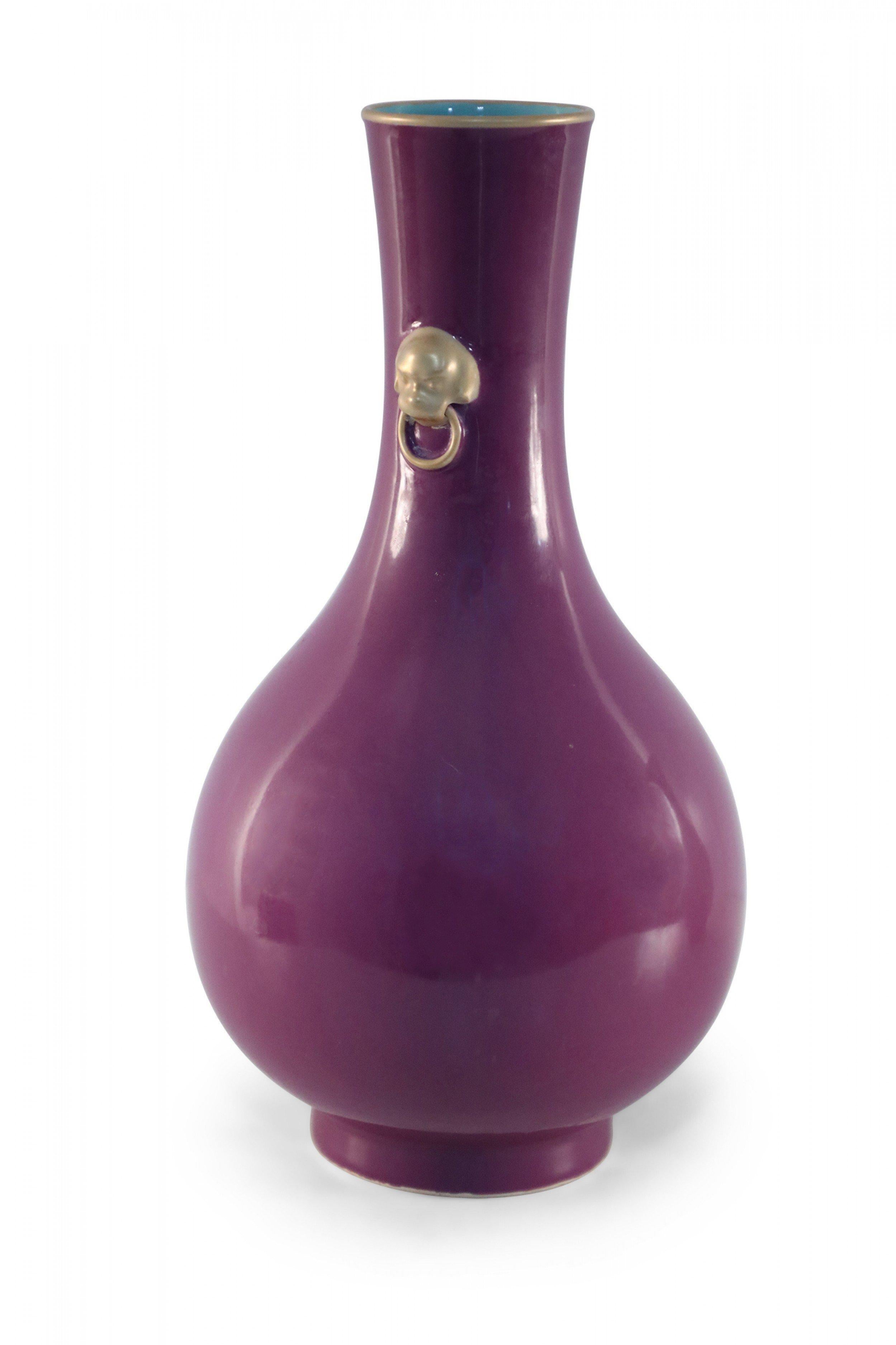Antico vaso cinese (fine XIX secolo) in ceramica smaltata color porpora con forma a pera, bordo dorato lungo l'imboccatura, ornamento a forma di cane lungo il collo e interno blu acqua brillante (marchio sul fondo, vedi foto).