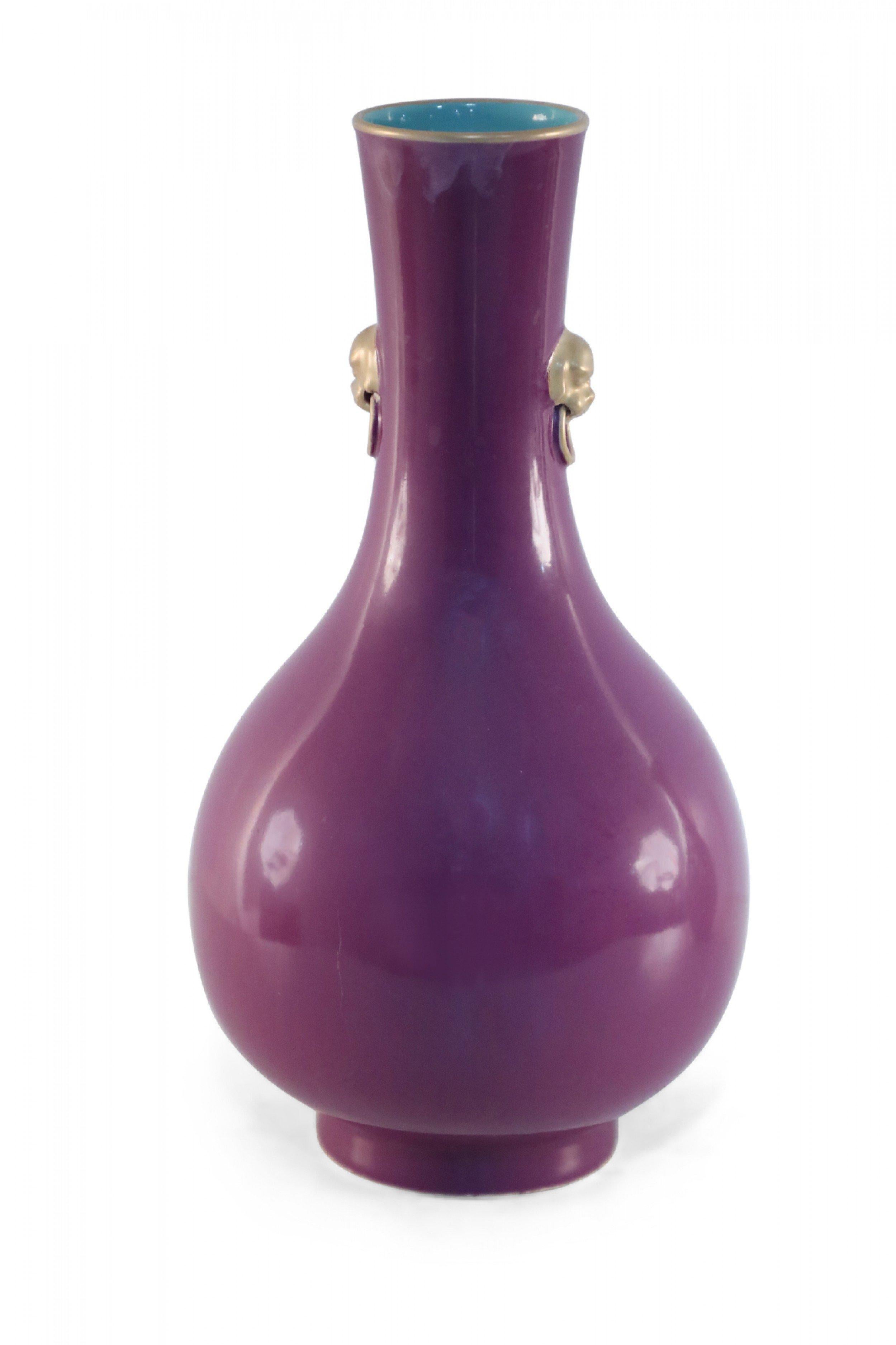 XIX secolo Vaso cinese a forma di pera in porcellana smaltata viola in vendita