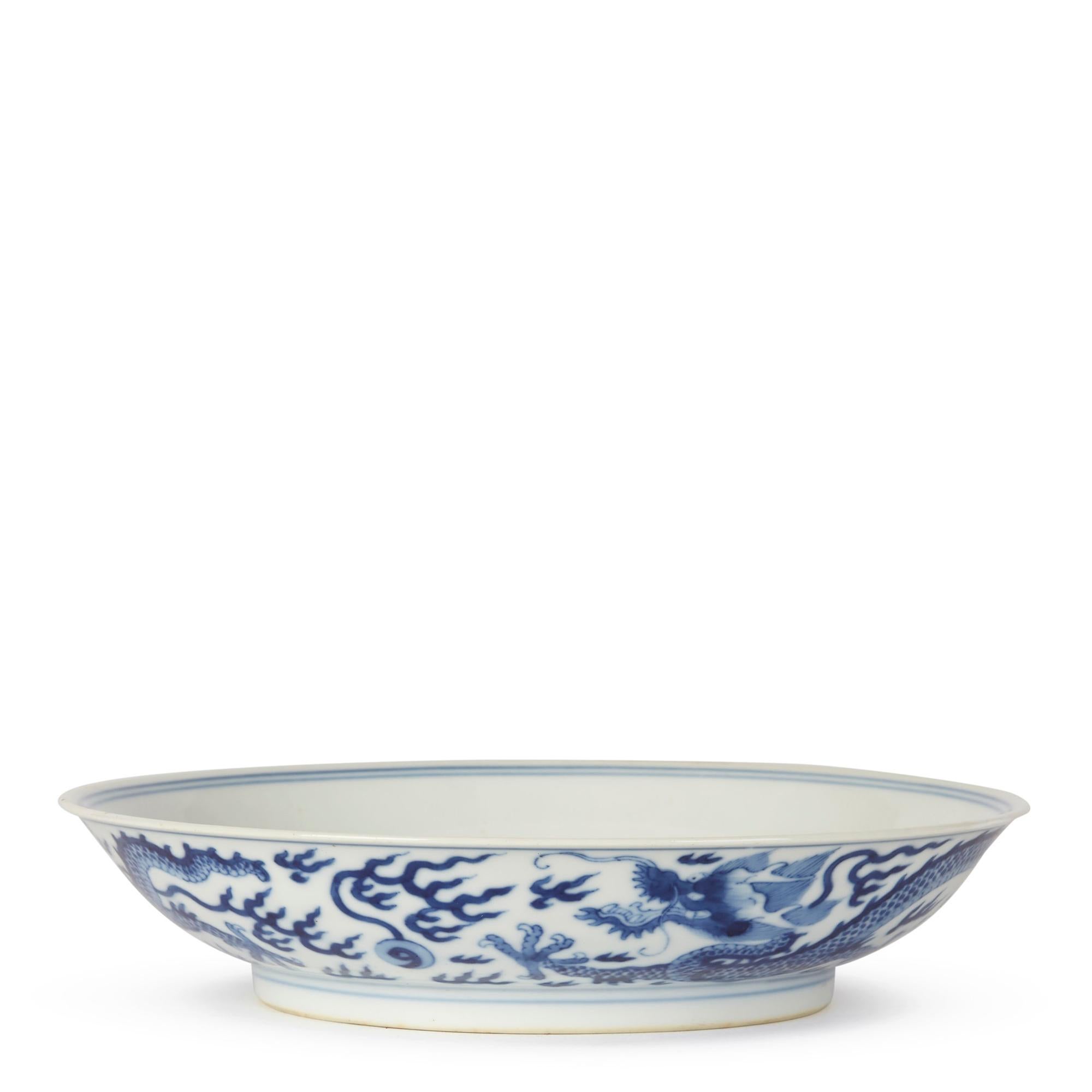 Chinese Qianlong Blue and White Dragon Dish, 1735-1796 In Excellent Condition In Bishop's Stortford, Hertfordshire