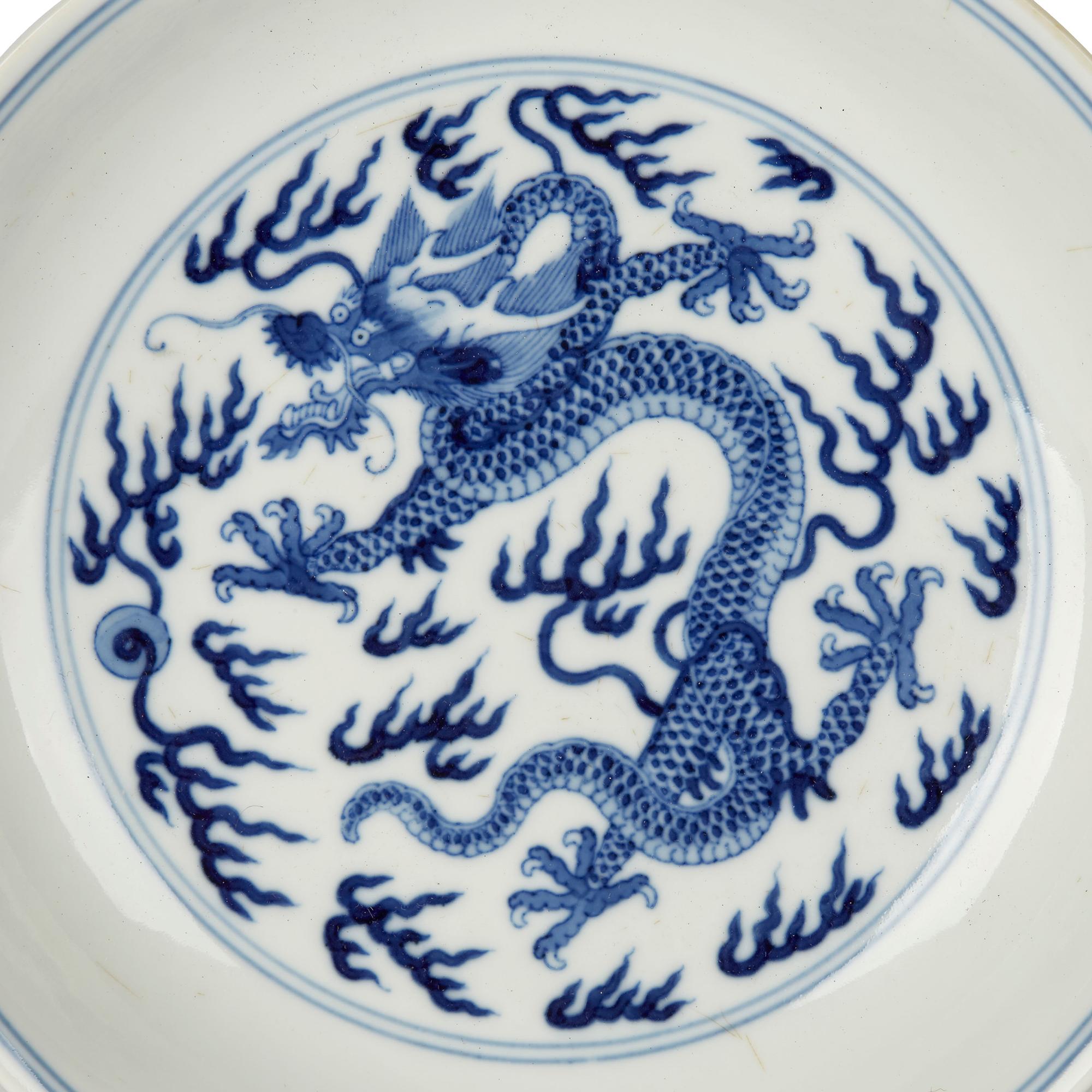 Fine Chinese Qing Qianlong old antique Porcelain blue white dragon bowl 