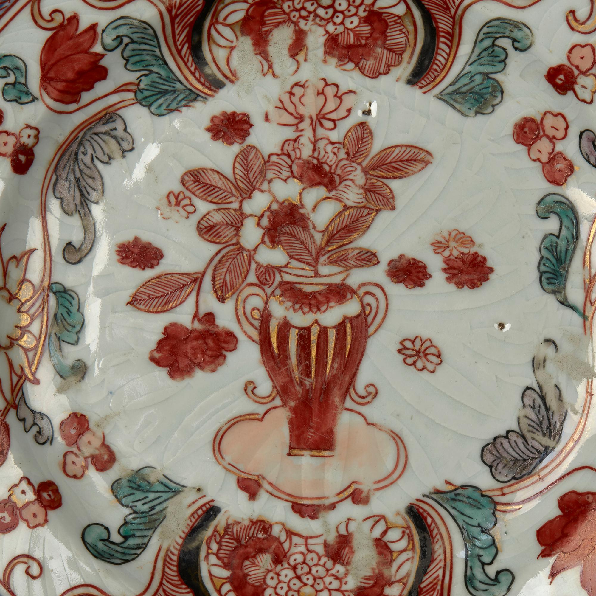 Chinesischer Qianlong-Teller aus gegossenem Porzellan, 18. Jahrhundert (Glasiert) im Angebot