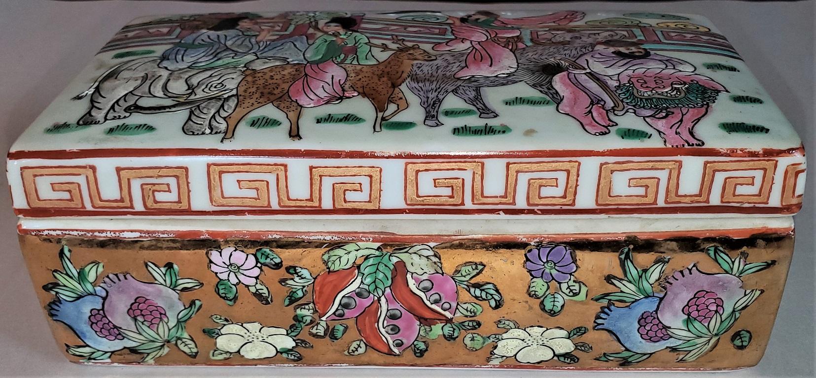 Chinese Famille Rose Lidded Porcelain Trinket Box In Good Condition In Dallas, TX