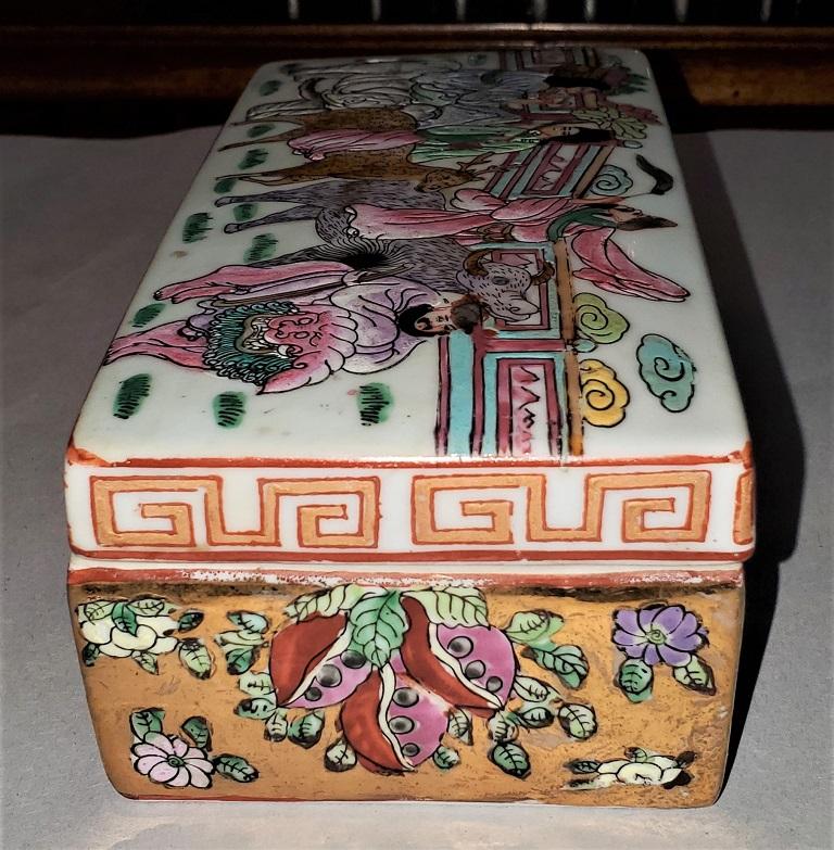 Chinese Famille Rose Lidded Porcelain Trinket Box 1