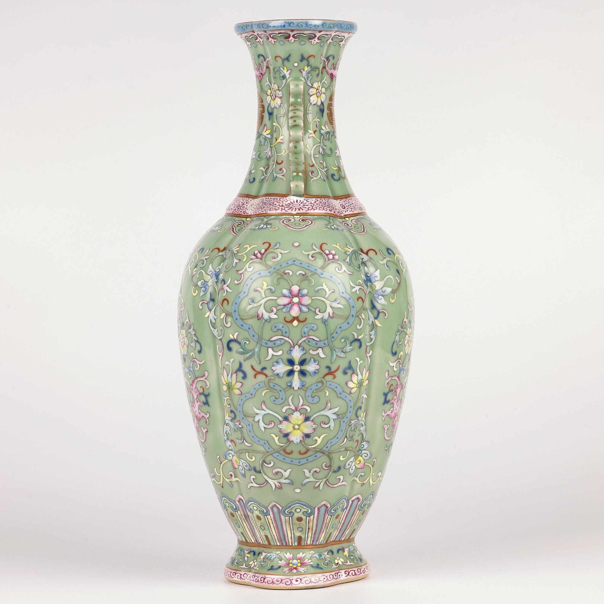 Vaso Famille Rose cinese con pipistrelli con marchio Qianlong in vendita 3