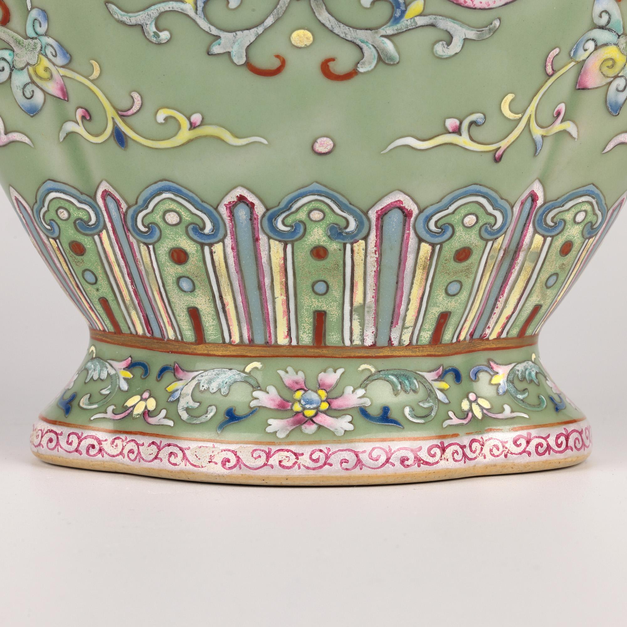 Vaso Famille Rose cinese con pipistrelli con marchio Qianlong in vendita 4