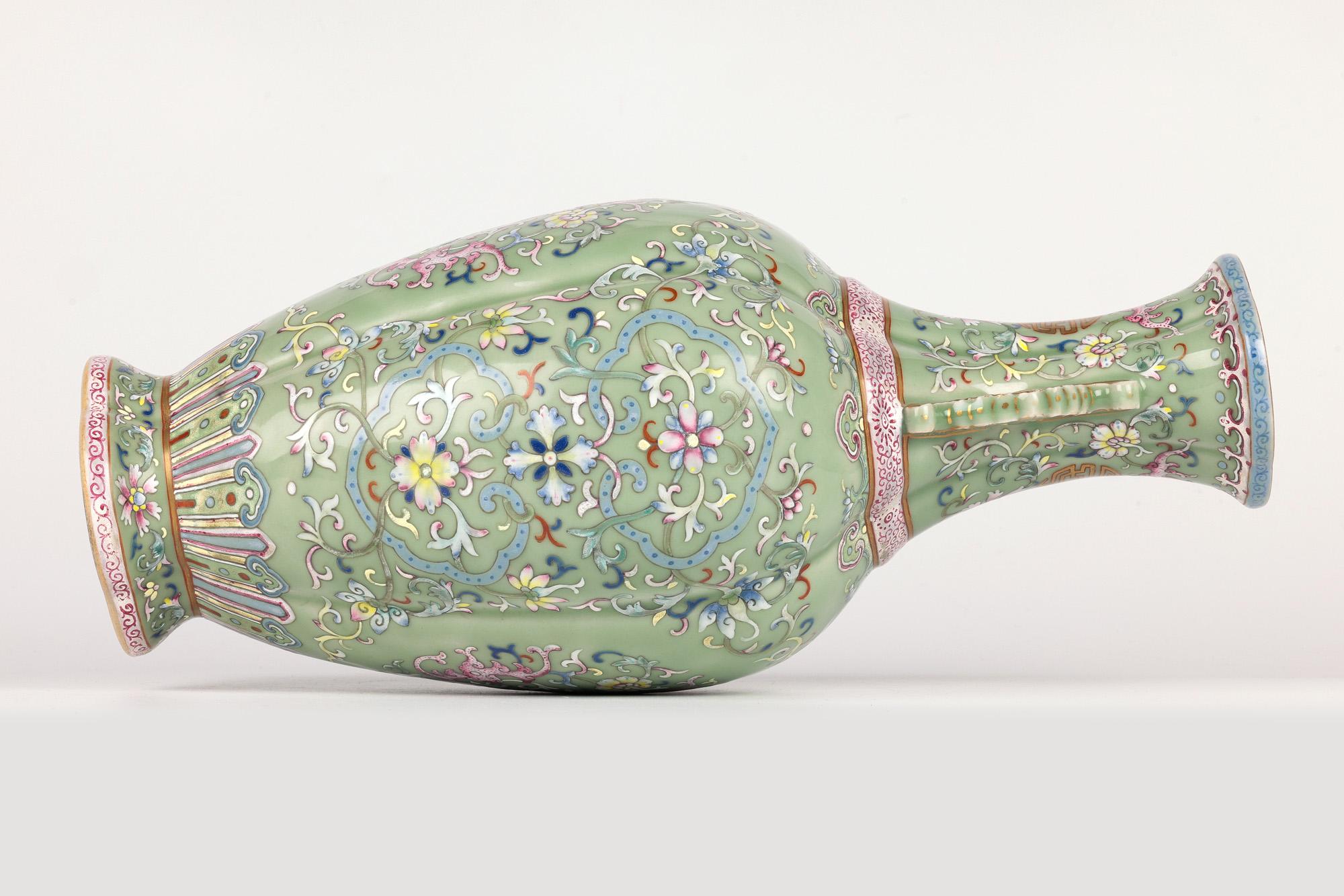 Vaso Famille Rose cinese con pipistrelli con marchio Qianlong in vendita 5